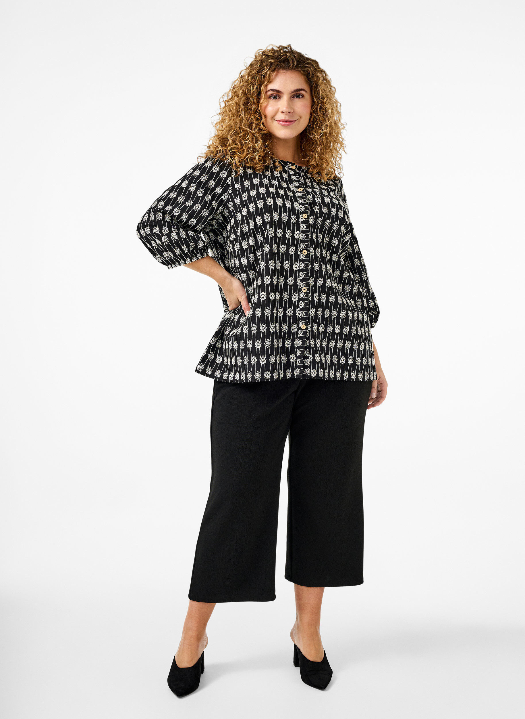 Zizzi  Baumwoll-Hemdbluse mit Blumenmuster, Black, Model image number 2