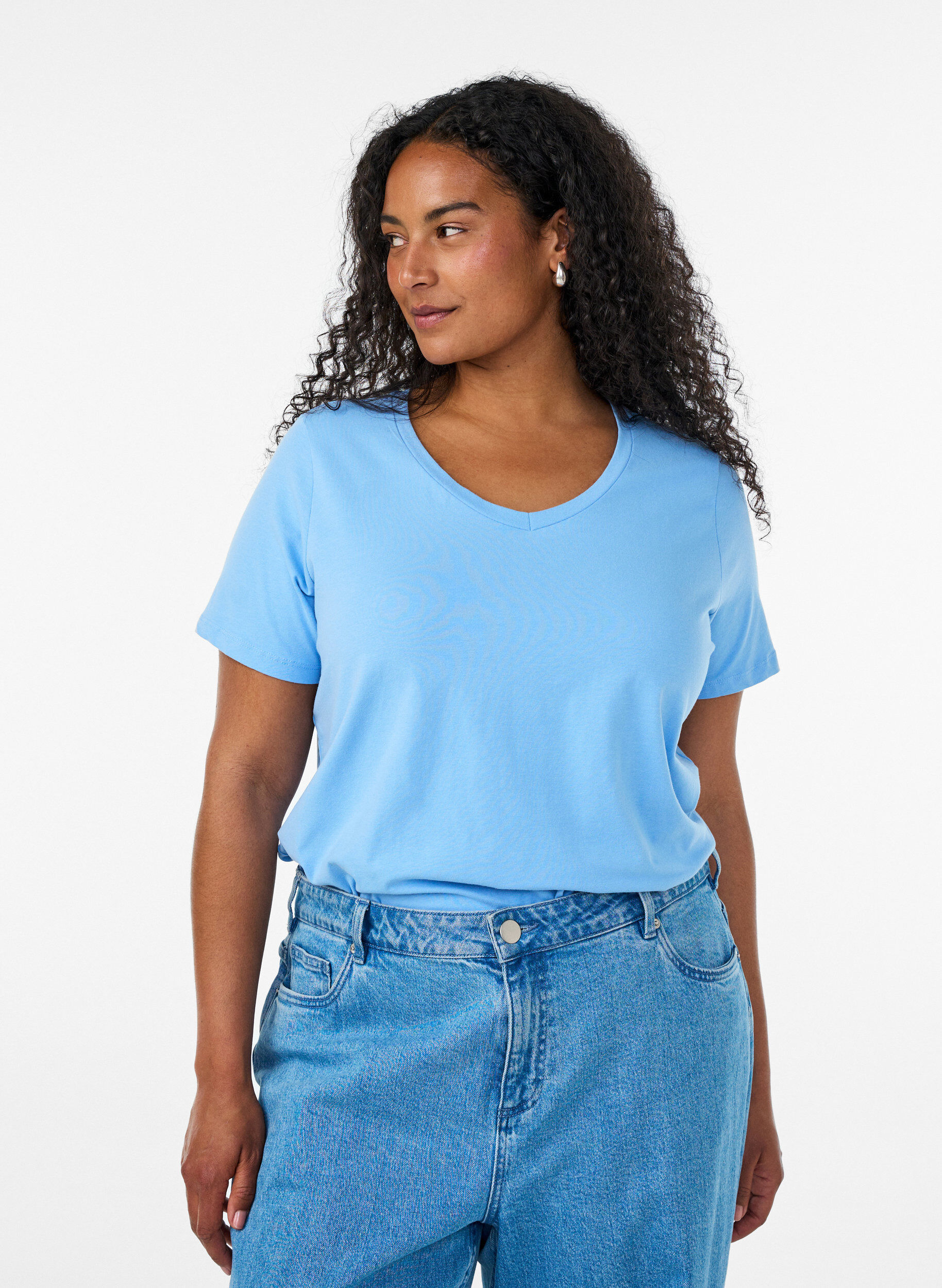 Einfarbiges basic T-Shirt aus Baumwolle, Blau, Model