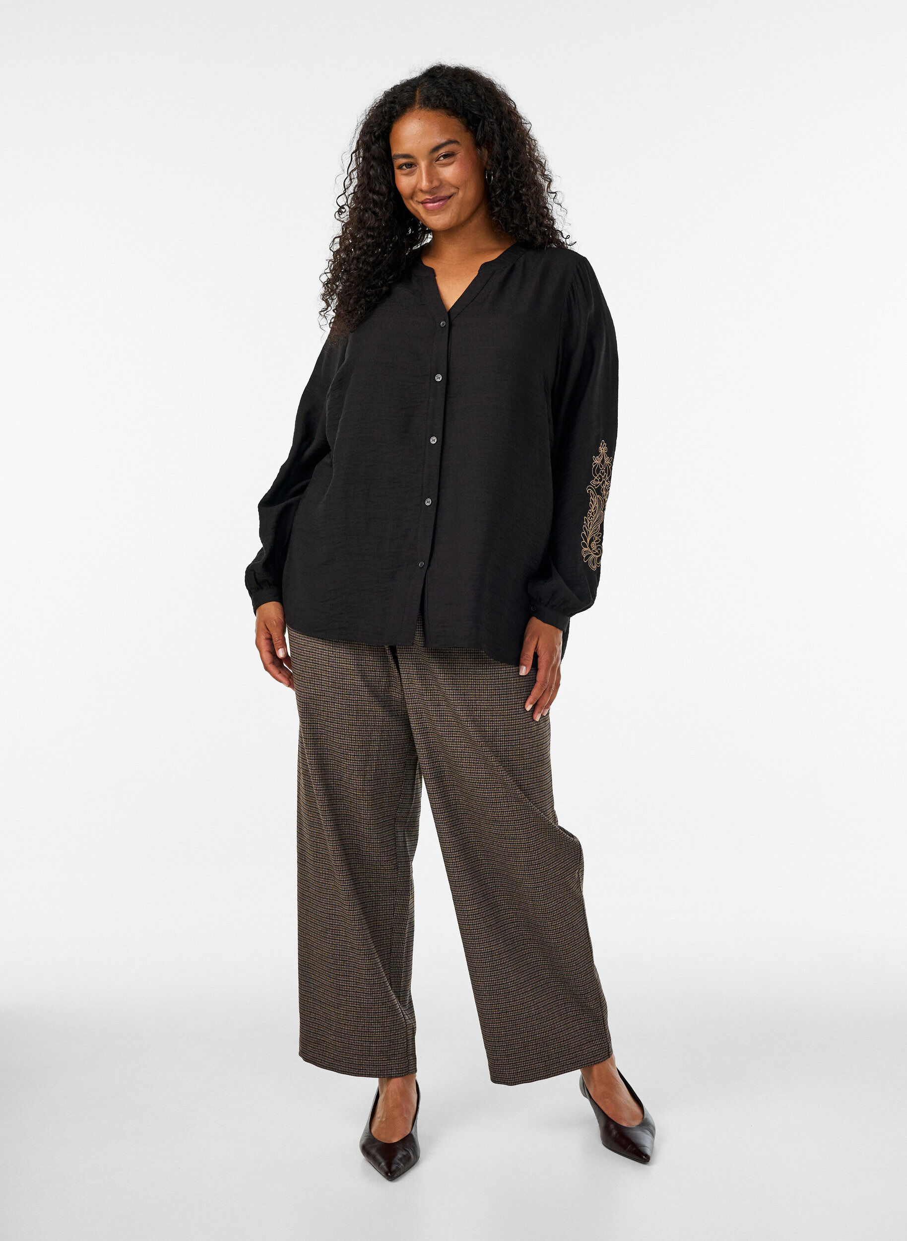ZizziBluse aus Viskose mit bestickten &Auml;rmeln, Schwarz, Model image number 1