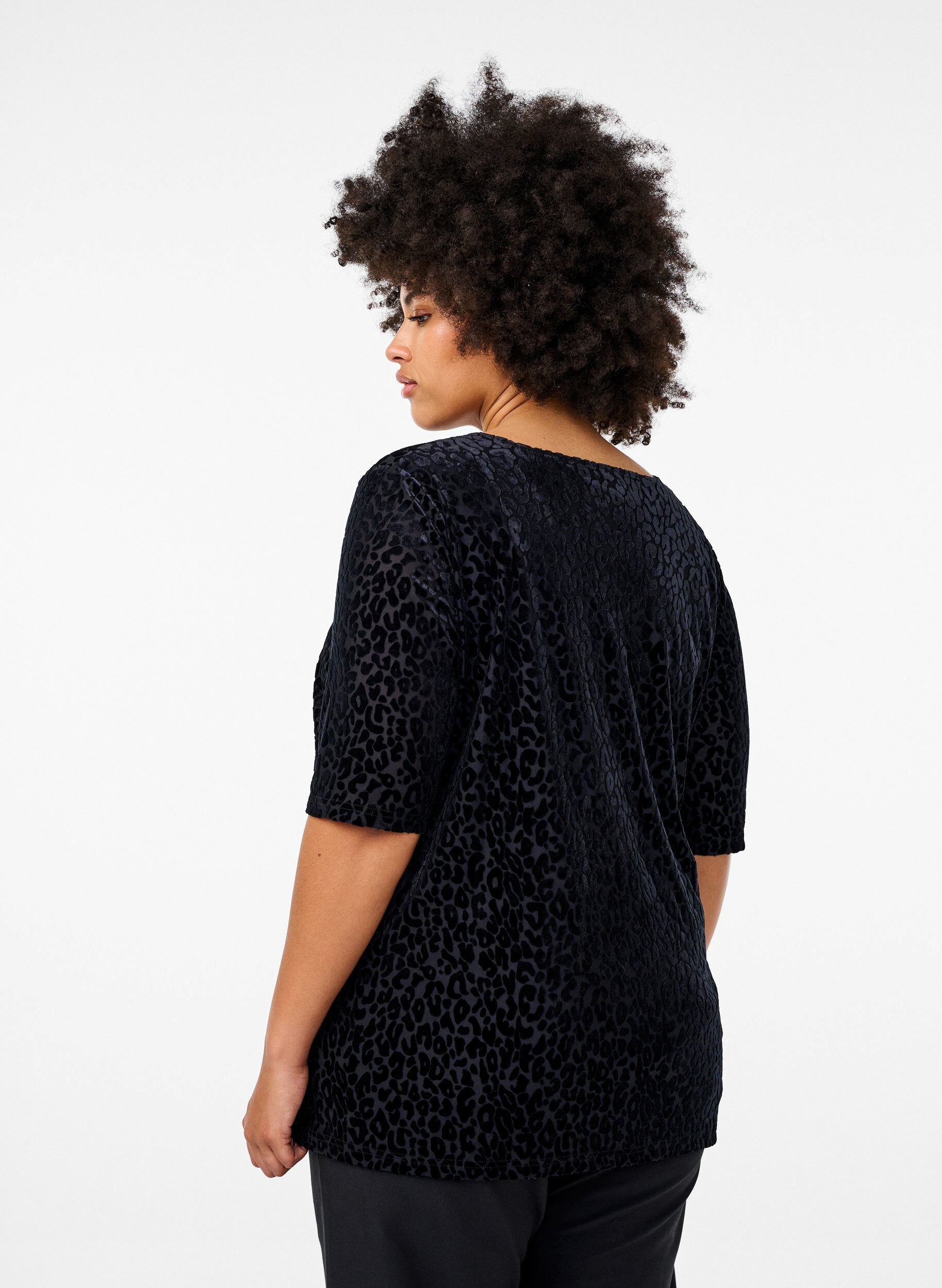 Zizzi Bluse mit kurzen &Auml;rmeln und Leopardenmuster, Schwarz, Model image number 2
