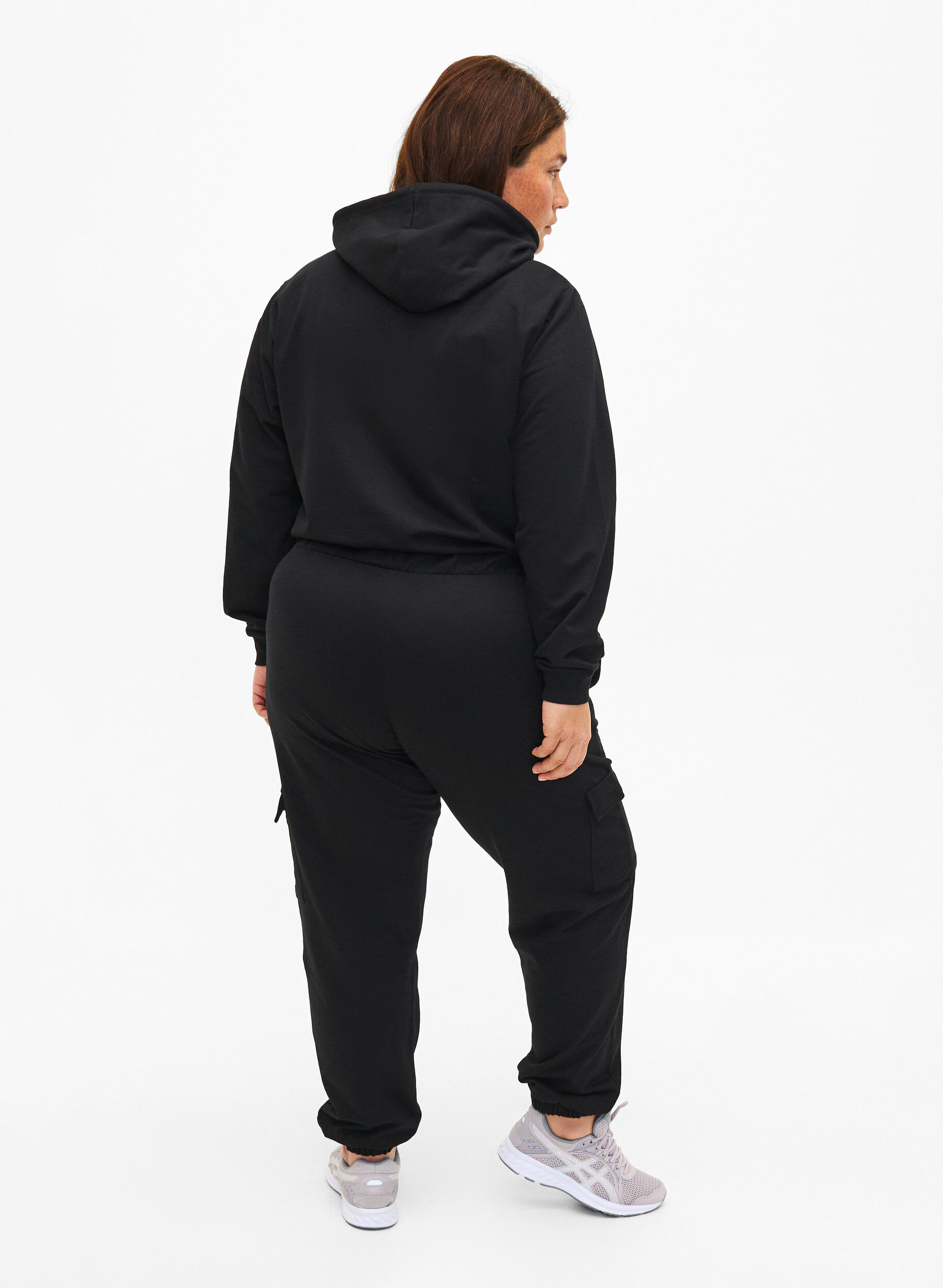 Zizzi Pantalon de surv&ecirc;tement avec poches cargo, Black, Model image number 1