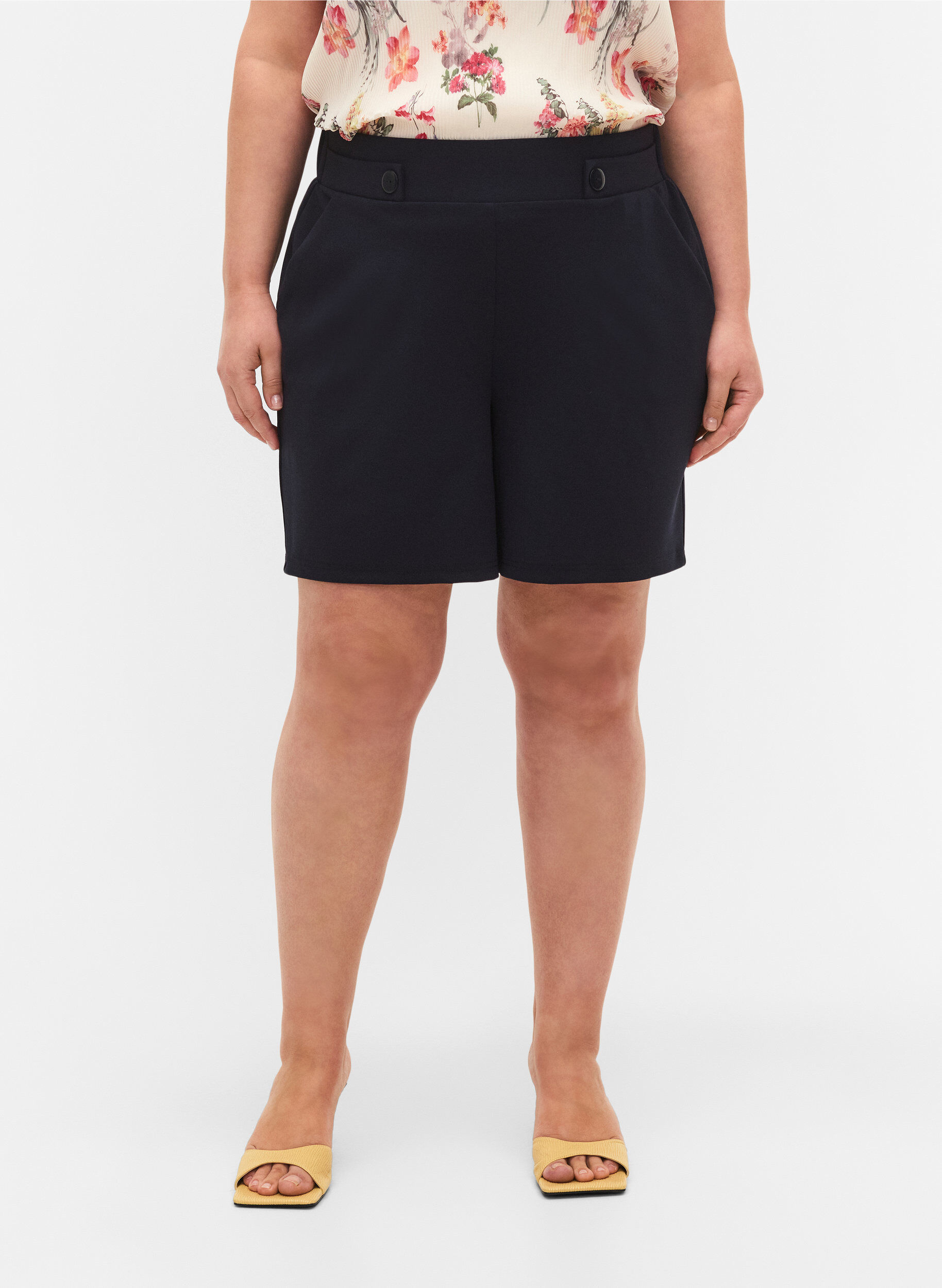 Zizzi Shorts mit Taschen und lockerer Passform, Blau, Model image number 4