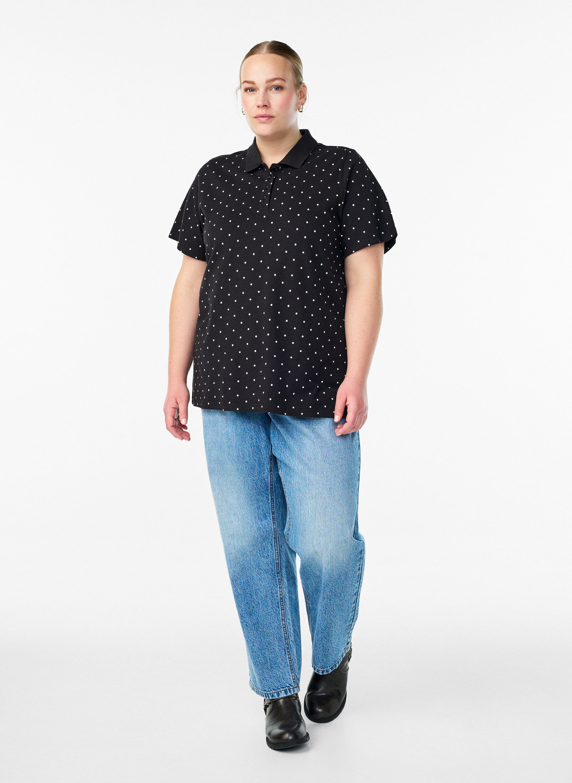 Zizzi Gepunktetes Poloshirt mit kurzen &Auml;rmeln, Schwarz, Model image number 1