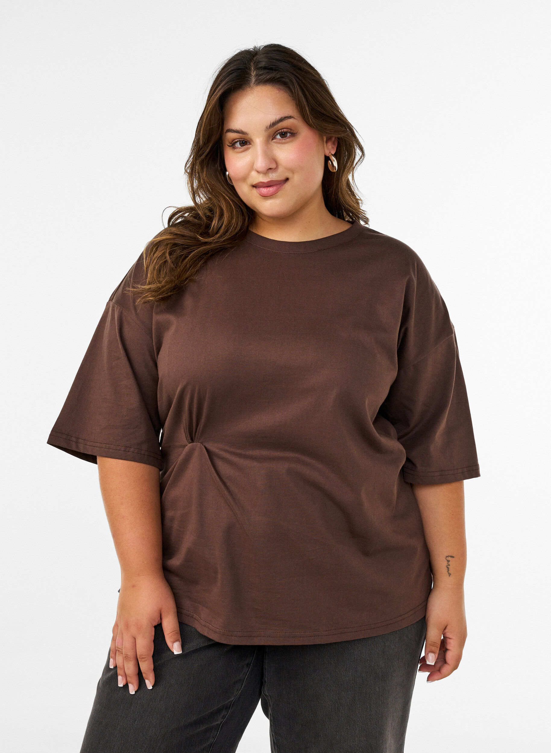 T-shirt avec d&eacute;tail drap&eacute;, Marron, Model