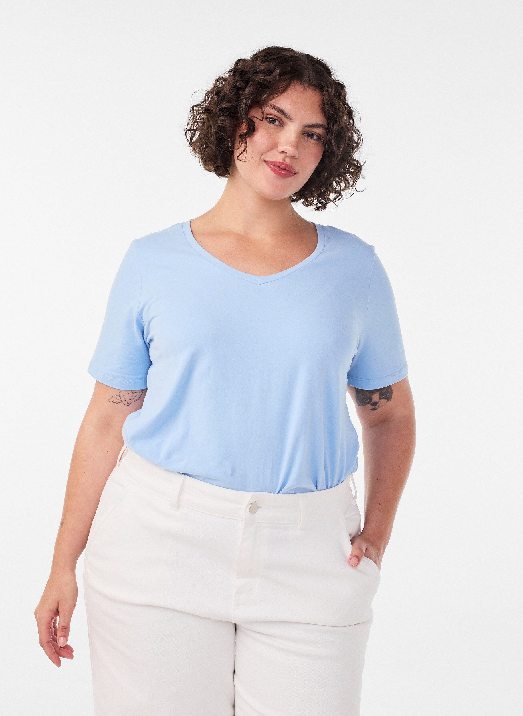Einfarbiges basic T-Shirt aus Baumwolle, Blau, Model