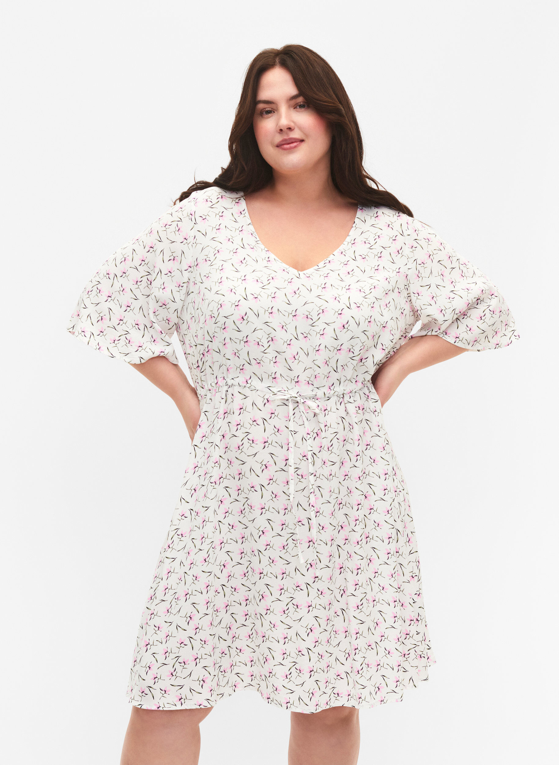 Zizzi Kleid mit 1/2 &Auml;rmeln und Blumenmuster aus Viskose, White Purple Flower, Model image number 0