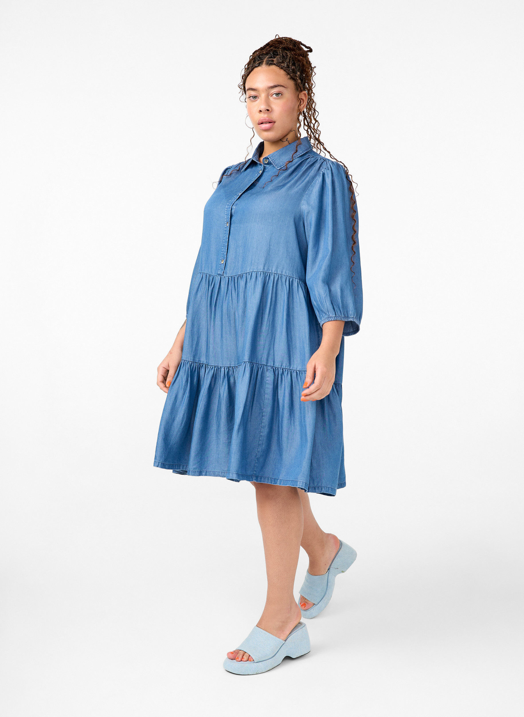 Zizzi Robe en jean en TENCEL&trade; Lyocell avec manches 3/4, Blue Denim, Model image number 2