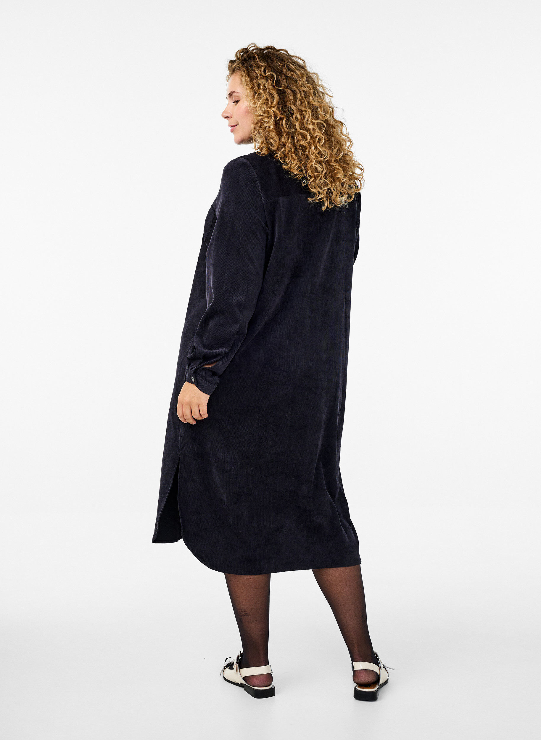 Zizzi Langes Corduroy-Hemdkleid mit Kn&ouml;pfen, Black, Model image number 1