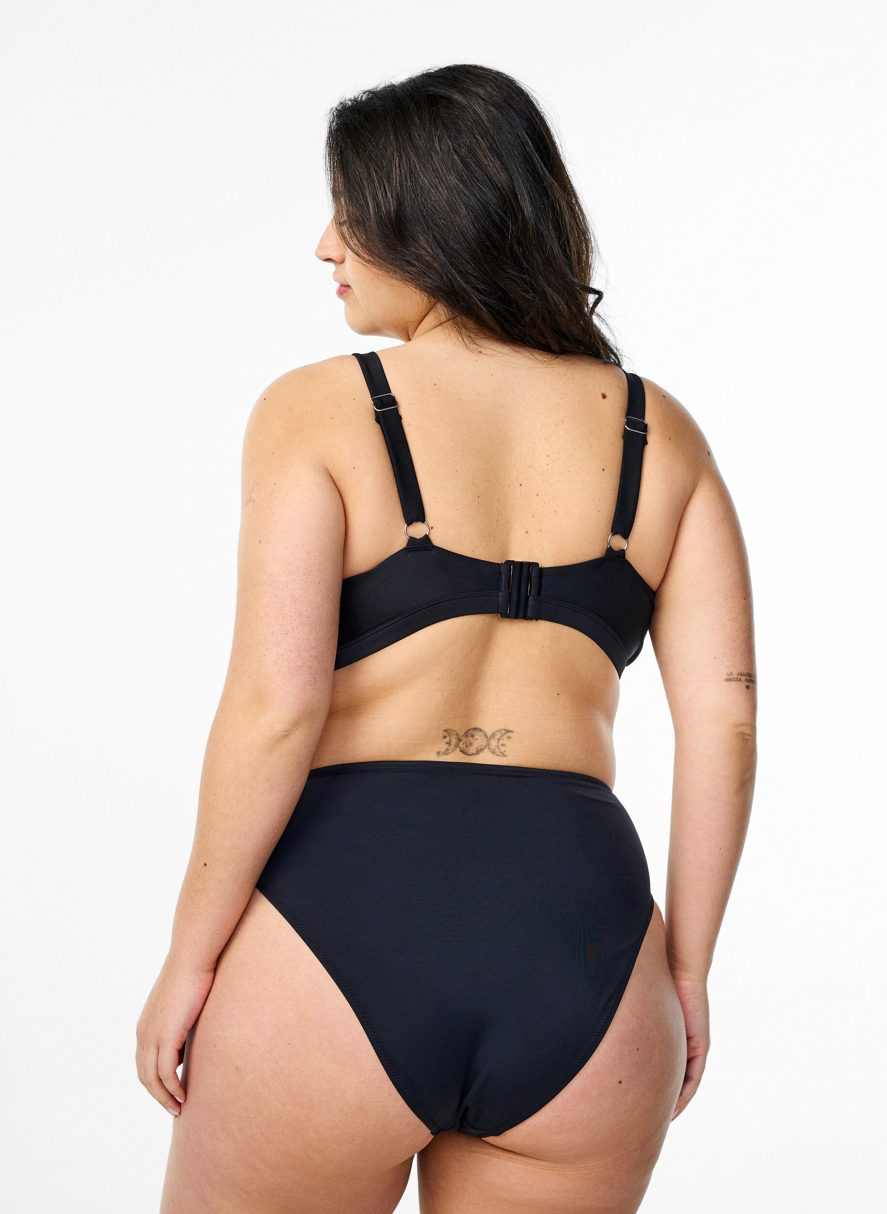 Zizzi Haut de bikini triangle avec d&eacute;tail cache-c&oelig;ur, Noir, Model image number 2