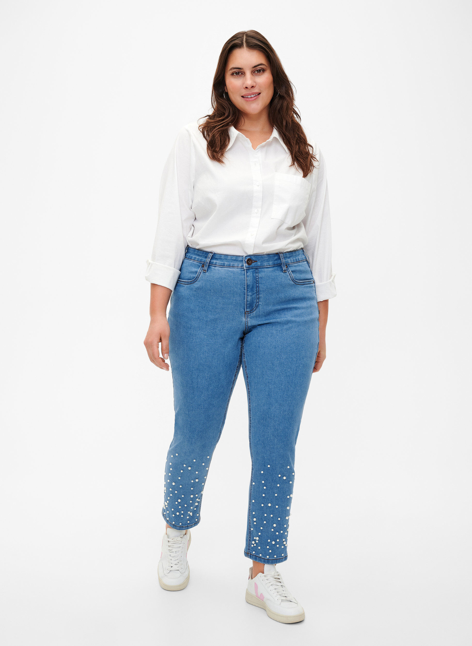 Zizzi Schmal geschnittene Emily Jeans mit Perlen, Light Blue, Model image number 0