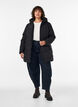 Mittellange Steppjacke mit Kapuze, Schwarz, Model image number 1