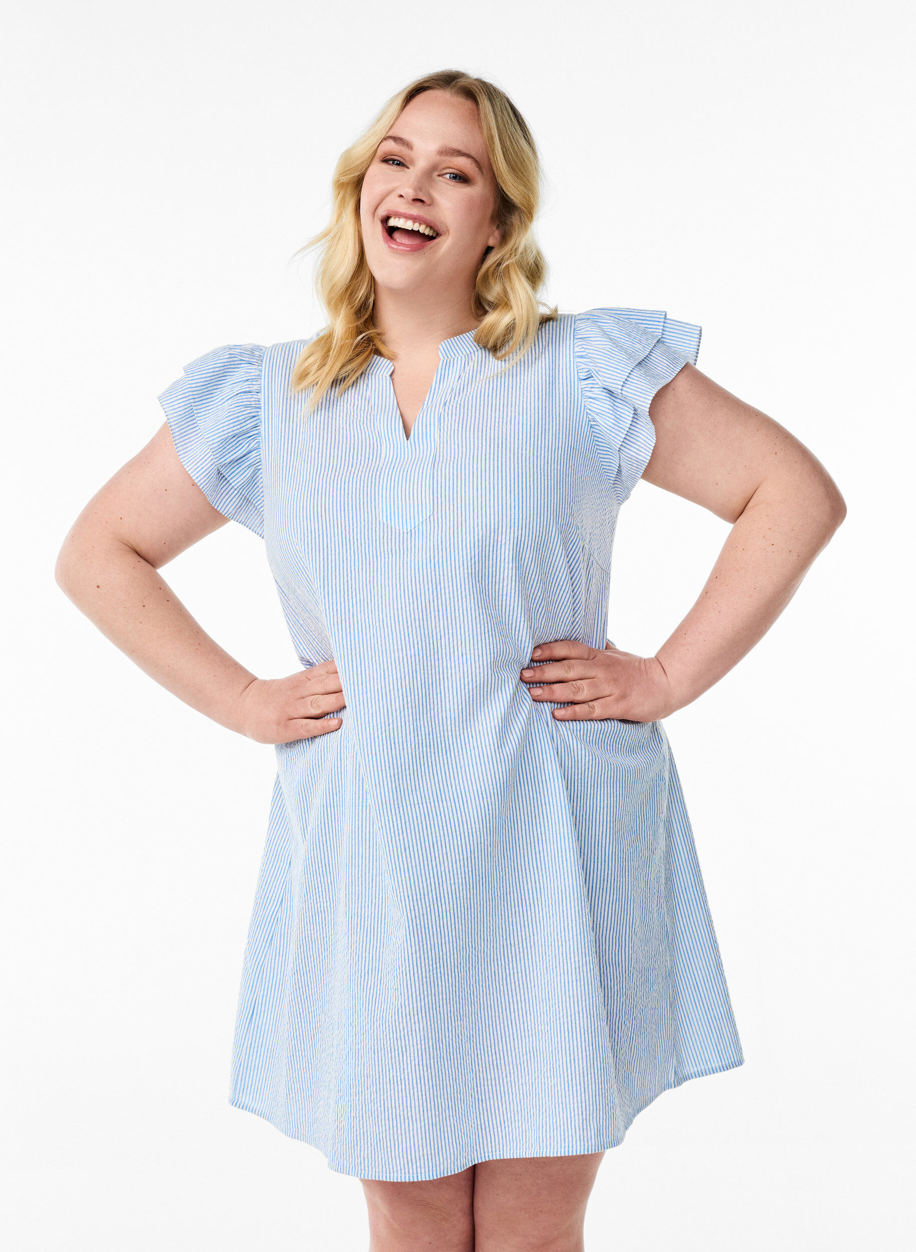 Kurzes gestreiftes Kleid mit R&uuml;schen, Blau, Model