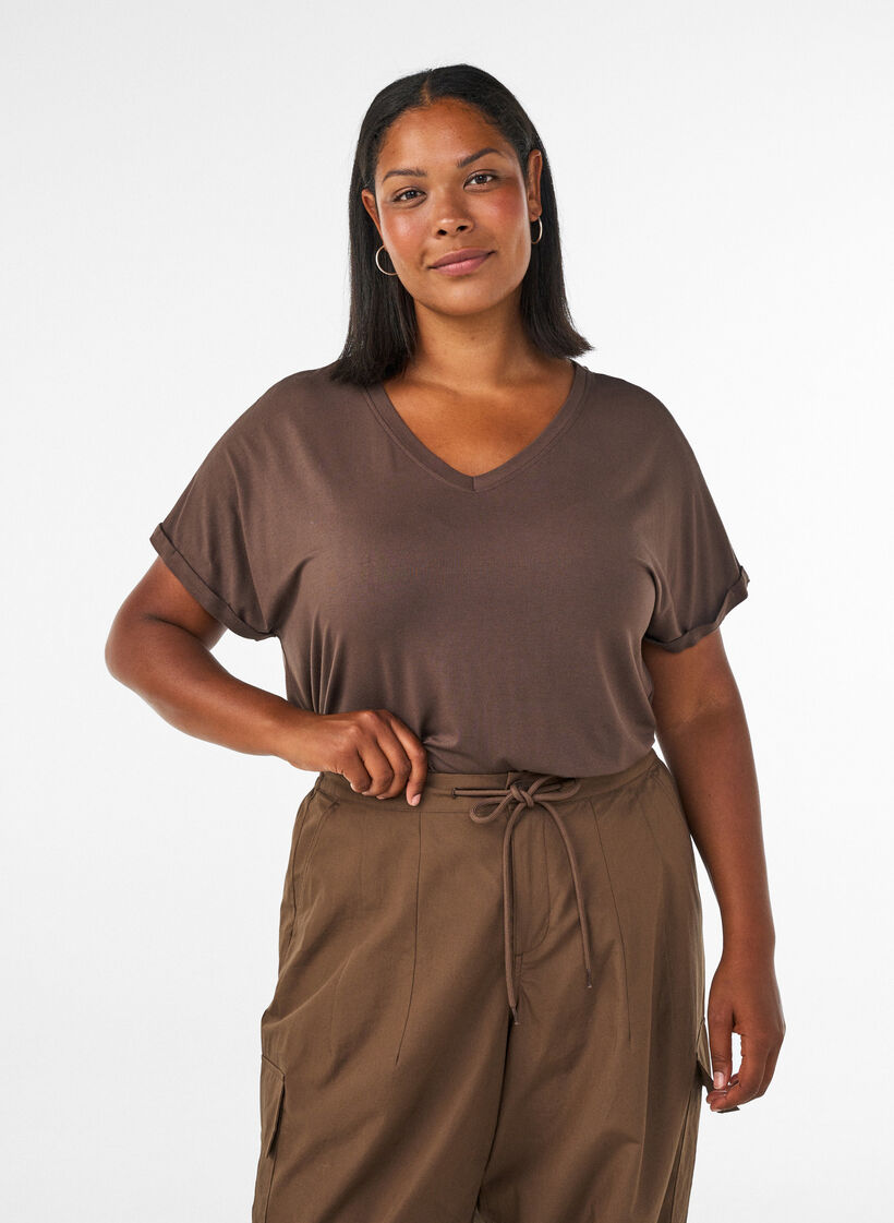 Basic T-Shirt aus Viskose mit V-Ausschnitt, Braun, Model image number 0