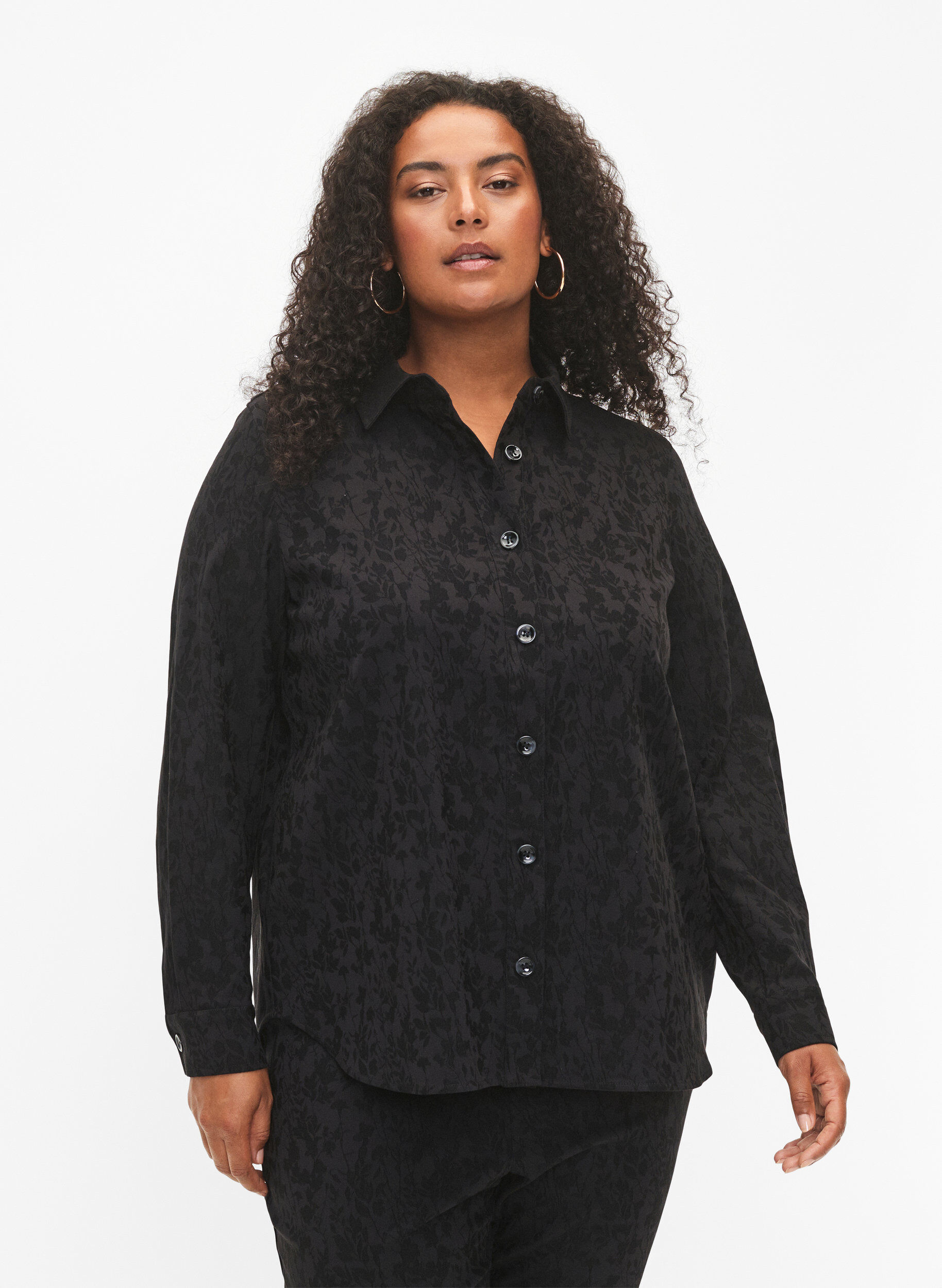 Zizzi Veste chemise en viscose avec motif ton sur ton, Black, Model image number 0