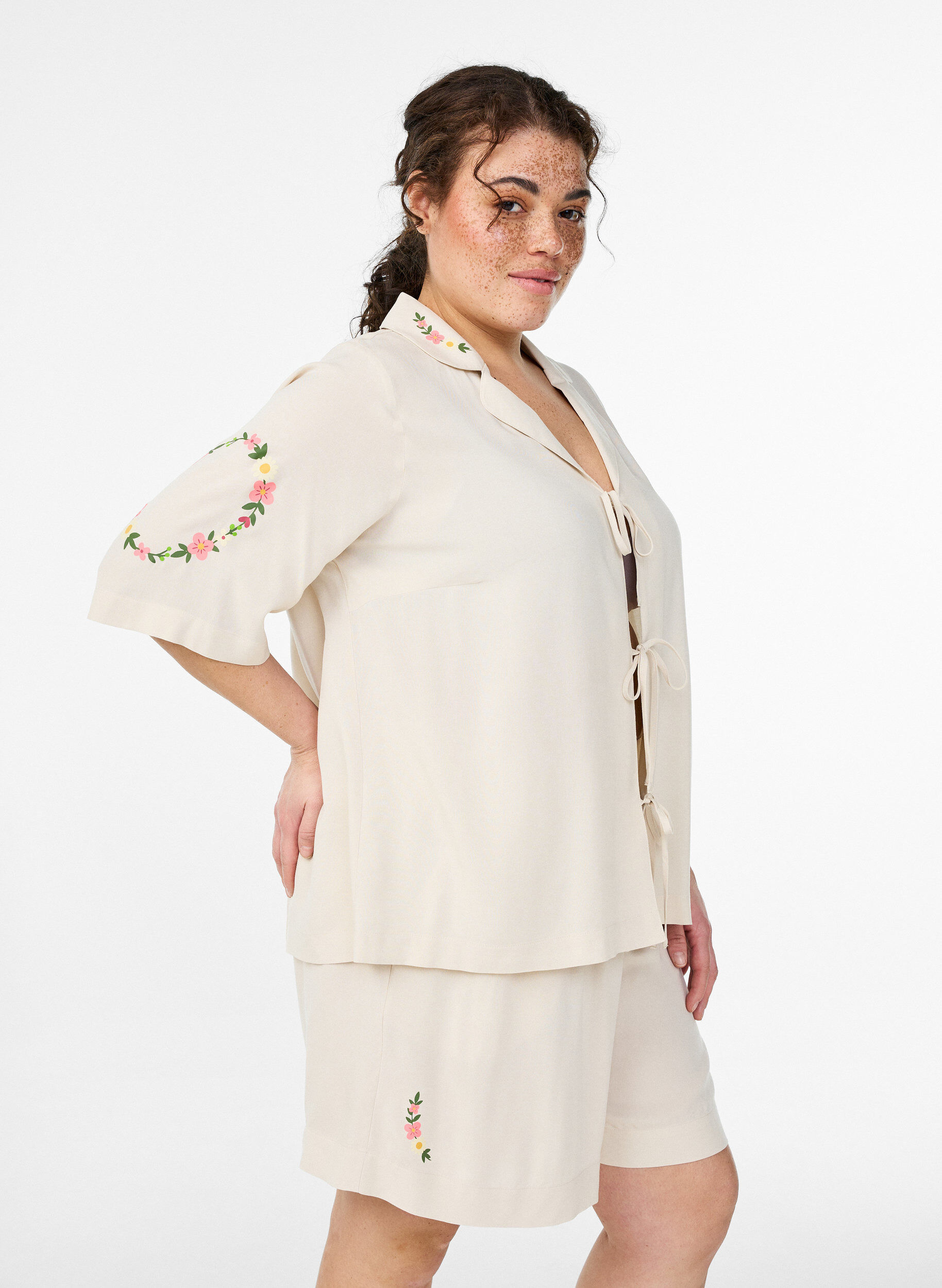 Zizzi Short de pyjama ample taille haute en viscose, Beige, Model image number 0