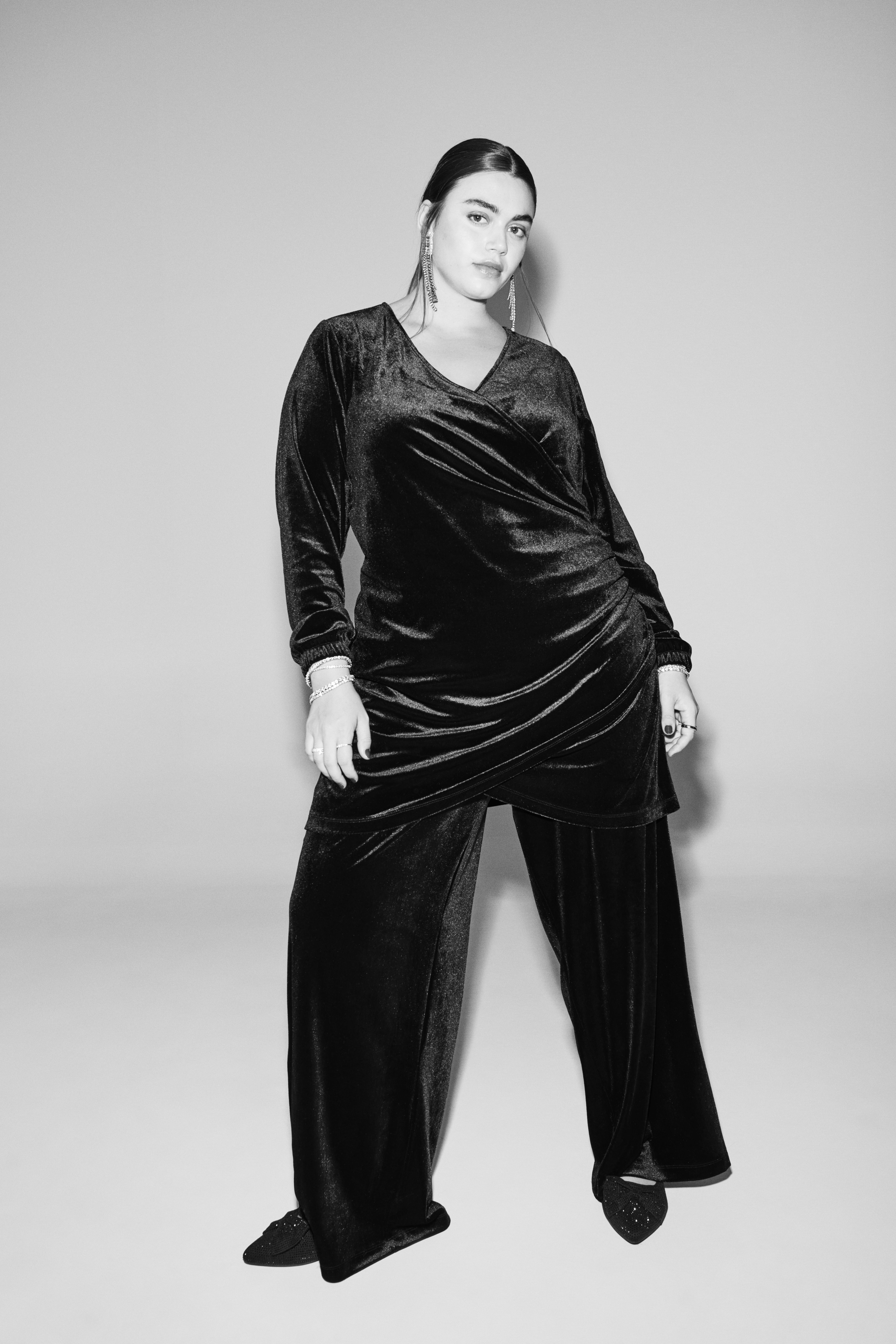 Ensemble en velours avec d&eacute;tails, , Model