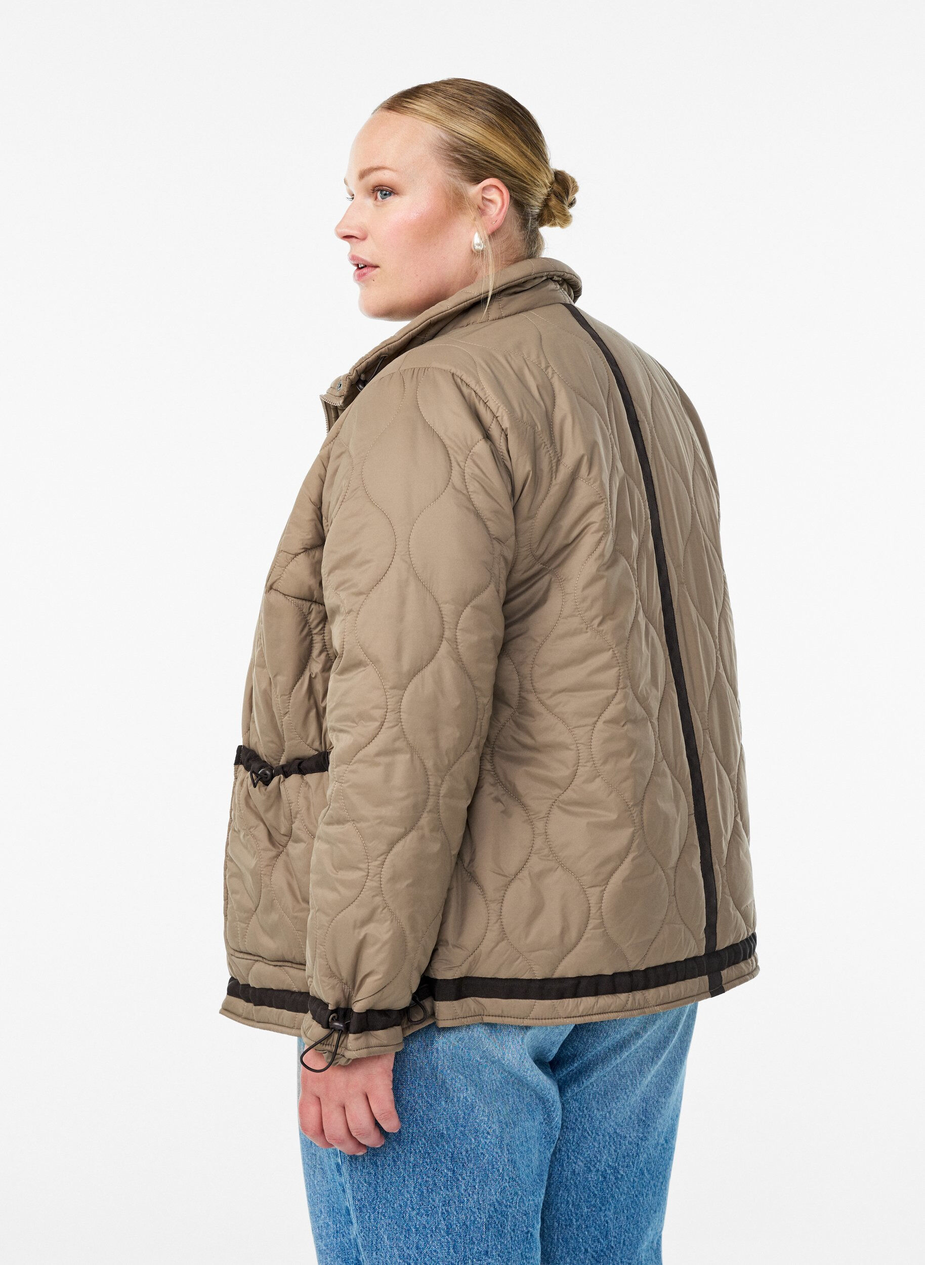 Zizzi Kurze Steppjacke mit Kontrastdetails, Beige, Model image number 2