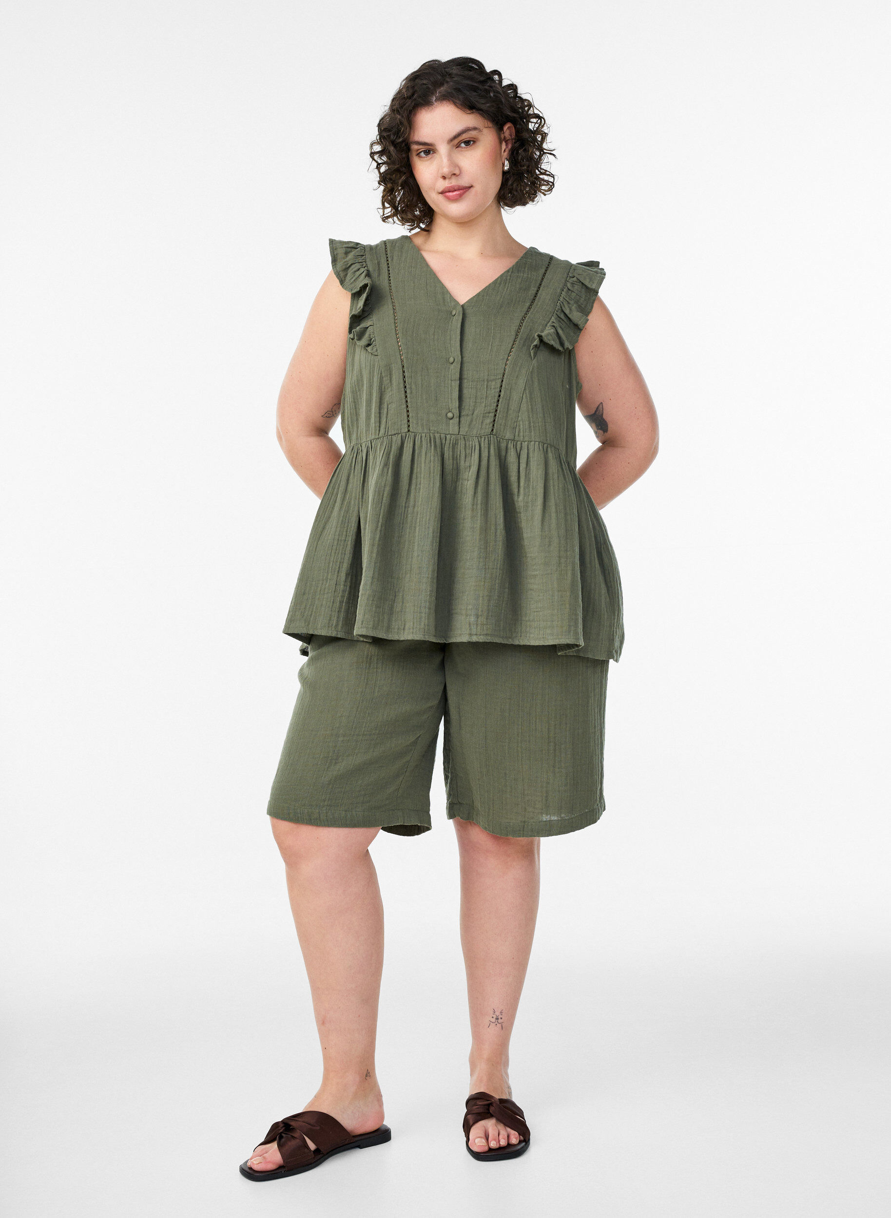 Zizzi&Auml;rmellose Bluse aus Baumwoll-Musselin mit R&uuml;schen, Gr&uuml;n, Model image number 1