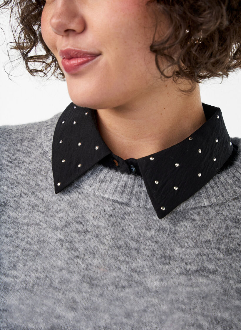 Empi&egrave;cement de col avec des strass et des boutons, Noir, Model image number 1