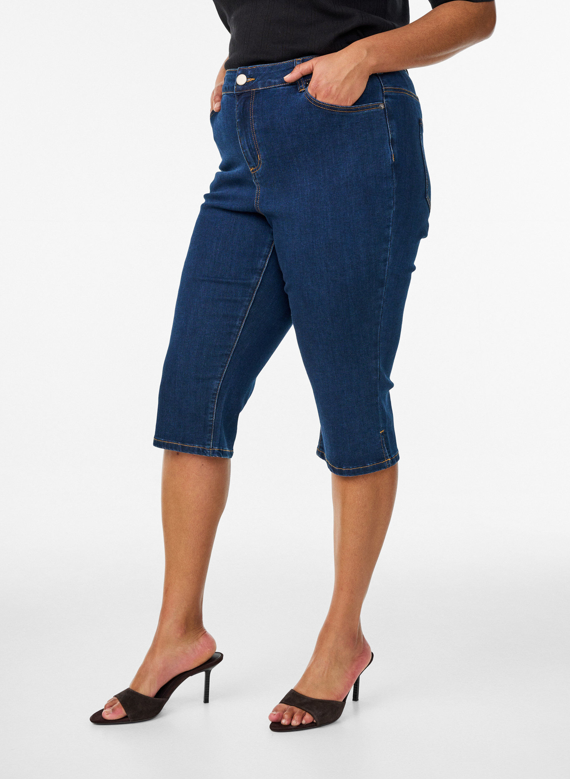 Zizzi Hoch taillierte Slim Fit Caprihose aus Stretch-Denim, Blau, Model image number 2