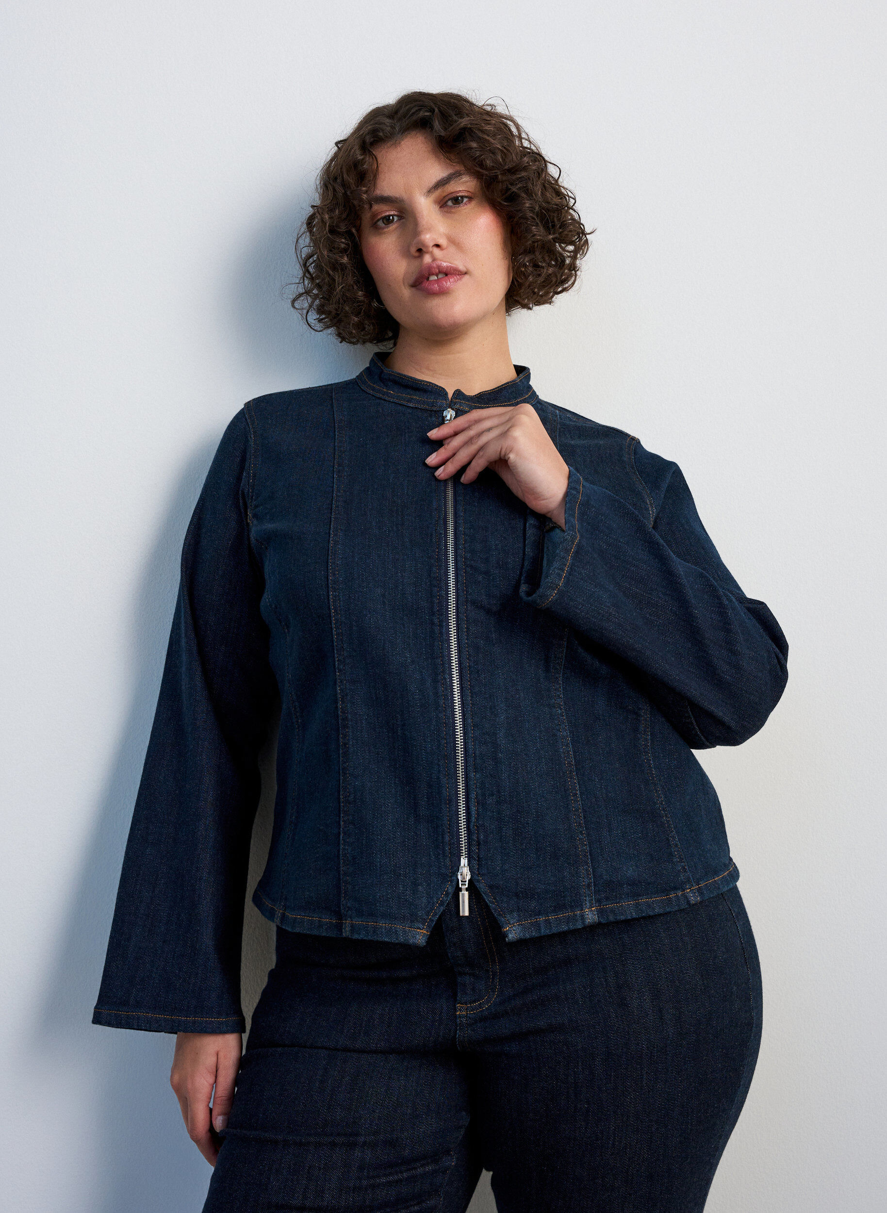 Veste en denim ajust&eacute;e avec fermeture zipp&eacute;e, Bleu, Model