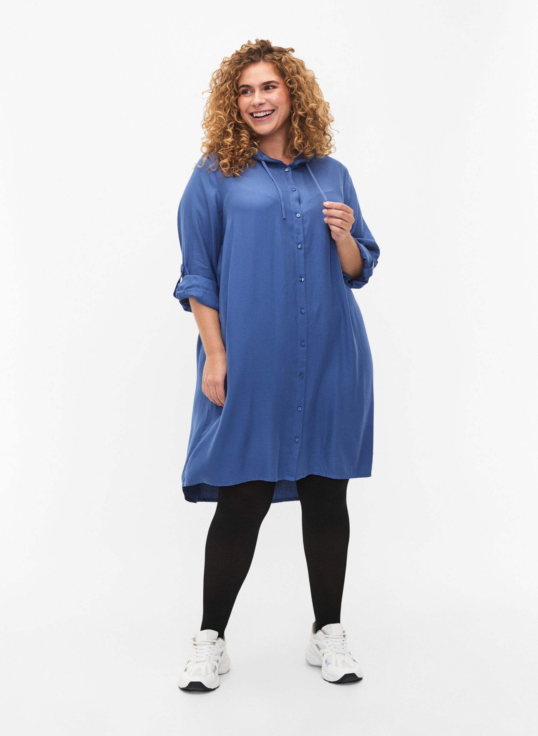 Zizzi Robe chemise en viscose avec capuche et manches 3/4, Moonlight Blue, Model image number 2