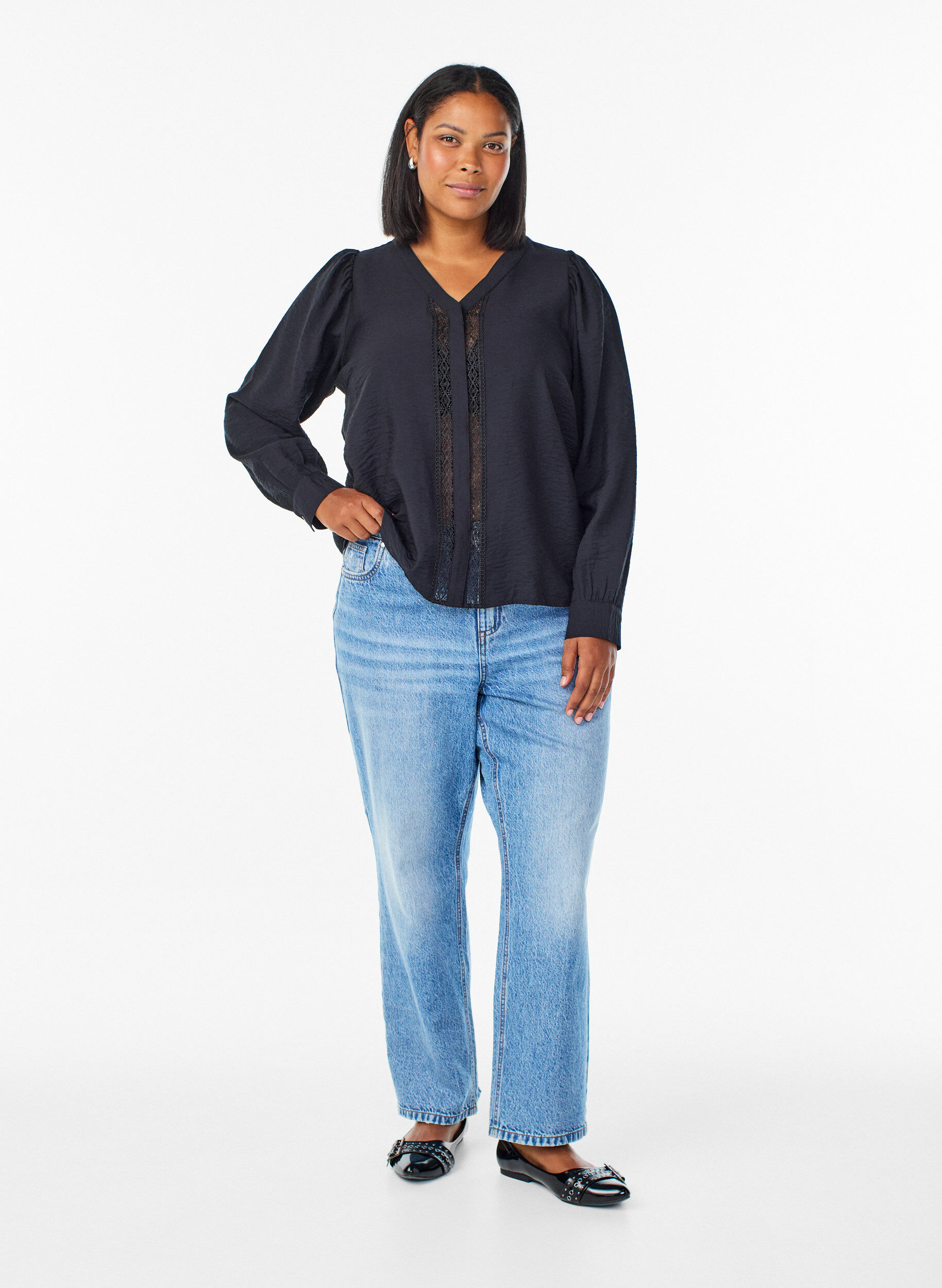 Zizzi Bluse mit V-Ausschnitt und bestickten B&auml;ndern, Schwarz, Model image number 1