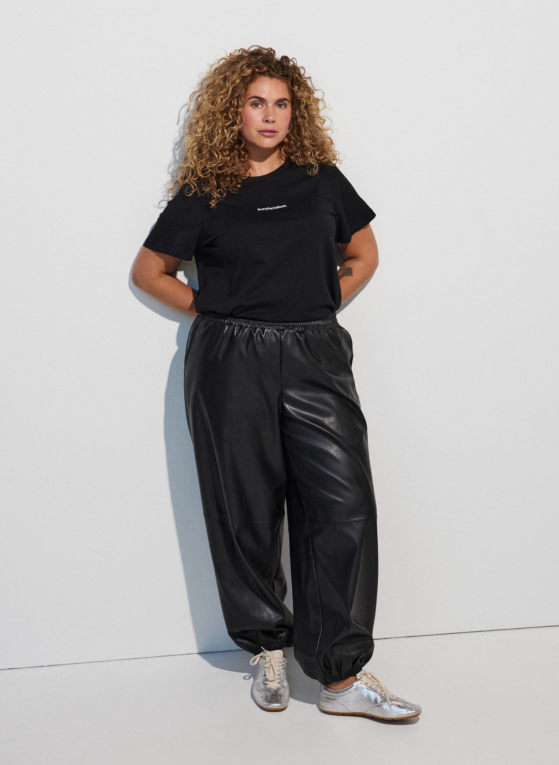 ZizziT-Shirt aus Baumwolle mit Text-Badge, Schwarz, Model image number 1