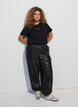 T-Shirt aus Baumwolle mit Text-Badge, Schwarz, Model image number 1