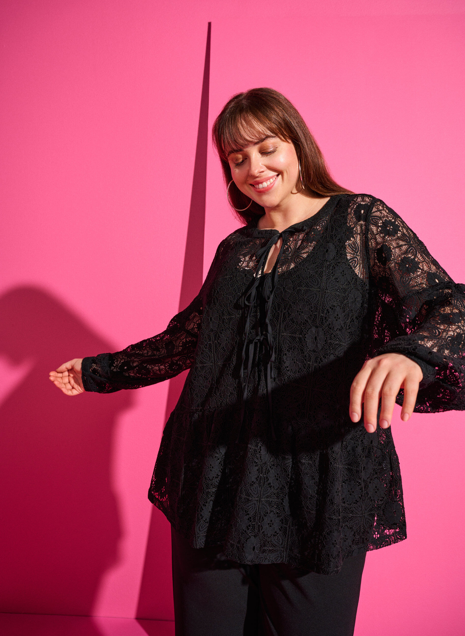 Zizzi Blouse en dentelle avec d&eacute;tail de lacet, Black, Image image number 0