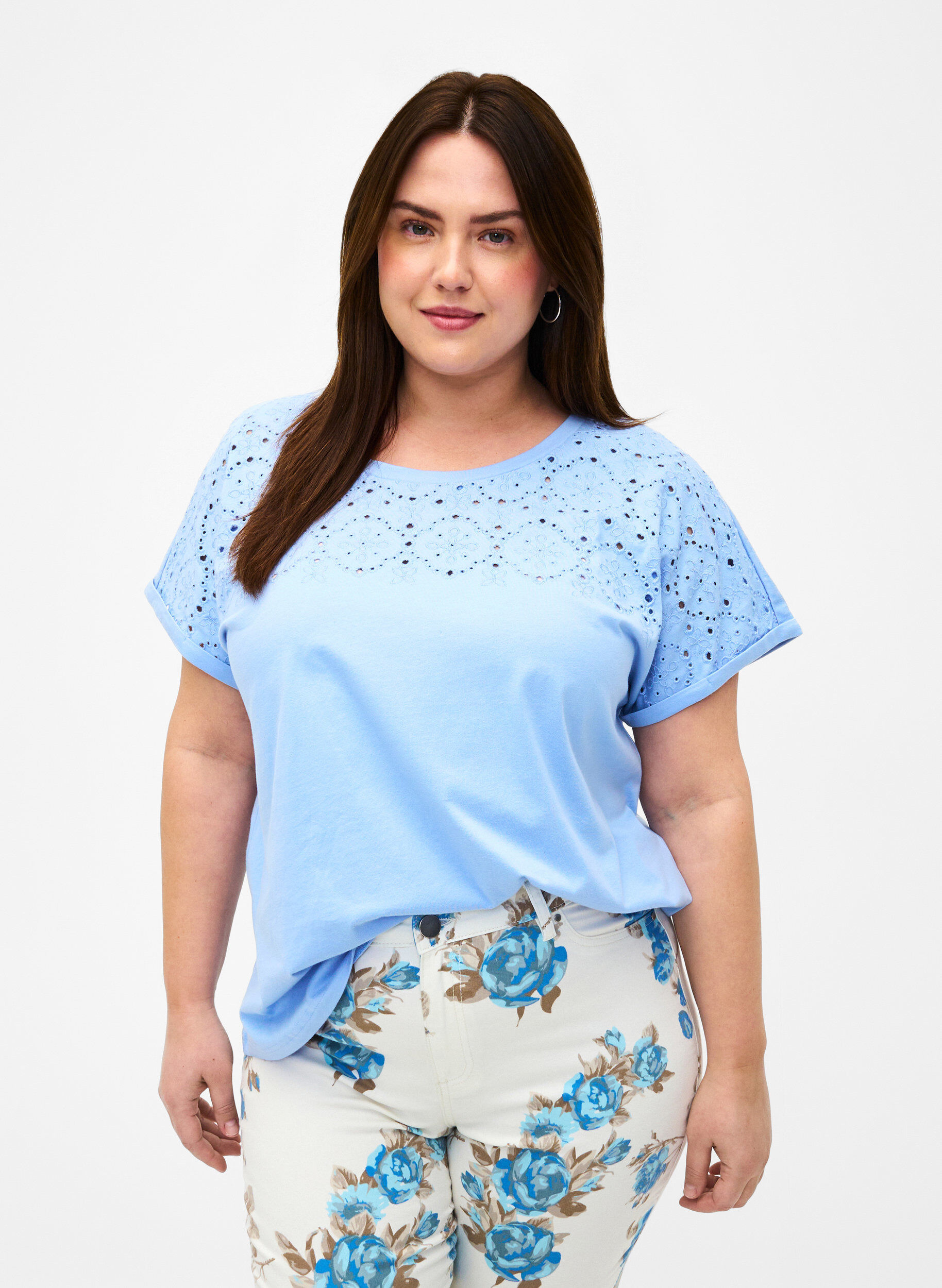 Zizzi T-Shirt aus Bio-Baumwolle mit Lochstickerei, Serenity, Model image number 0