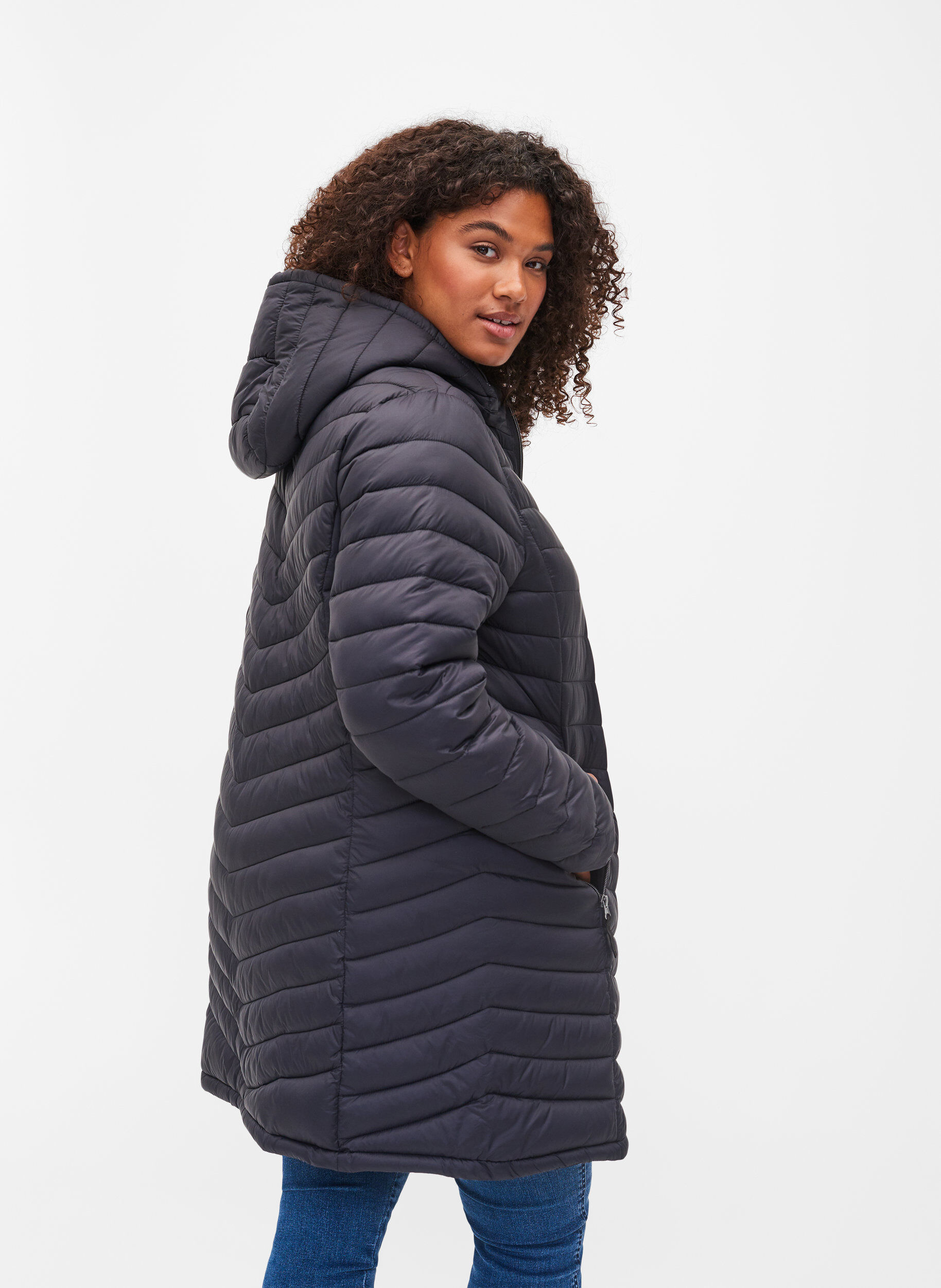 Zizzi Leichte Jacke mit Taschen und abnehmbarer Kapuze, Schwarz, Model image number 2
