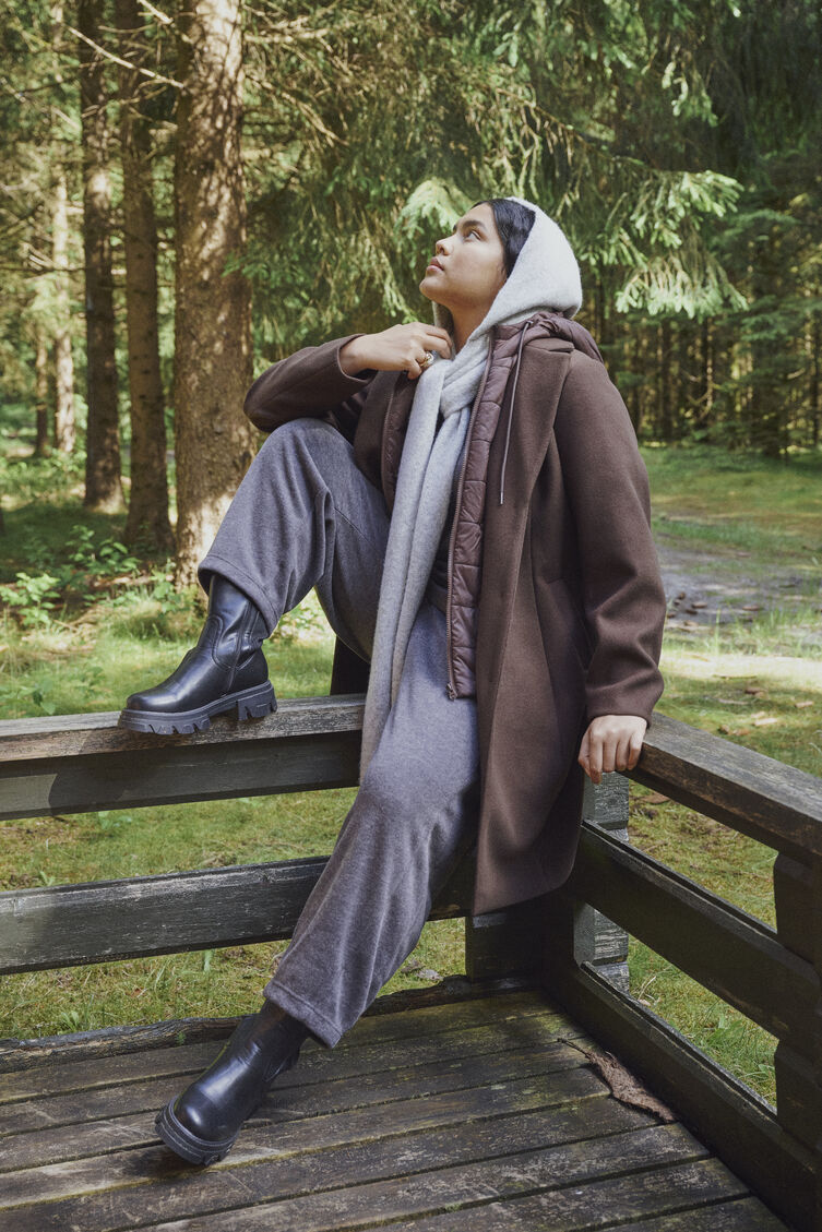 Weicher und erdiger Lagenlook, , Model