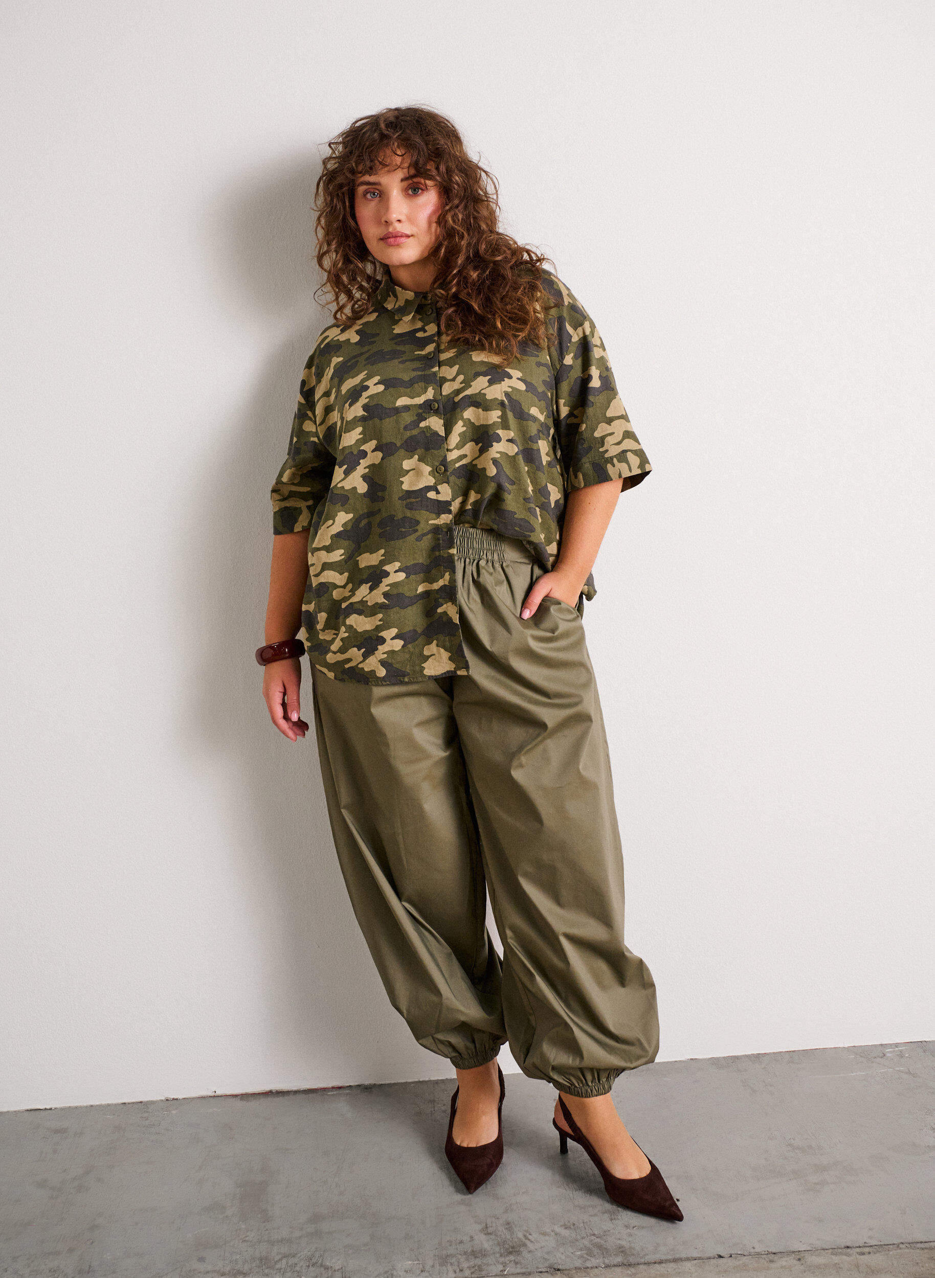 Ballonhose mit Taschen und elastischem Bund, Gr&uuml;n, Model