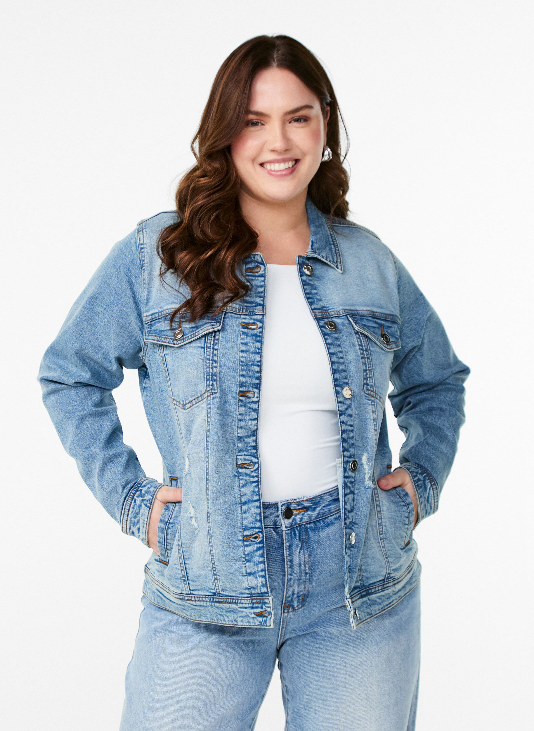 Zizzi Jeansjacke im klassischen Schnitt, Blau, Model image number 0