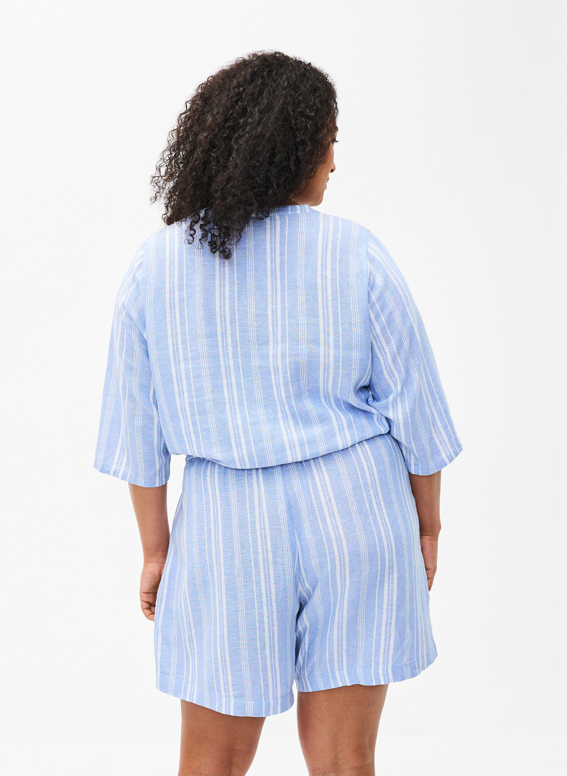 Zizzi Gestreifte kurze Hose aus einer Leinen-Viskose-Mischung, Blau, Model image number 2