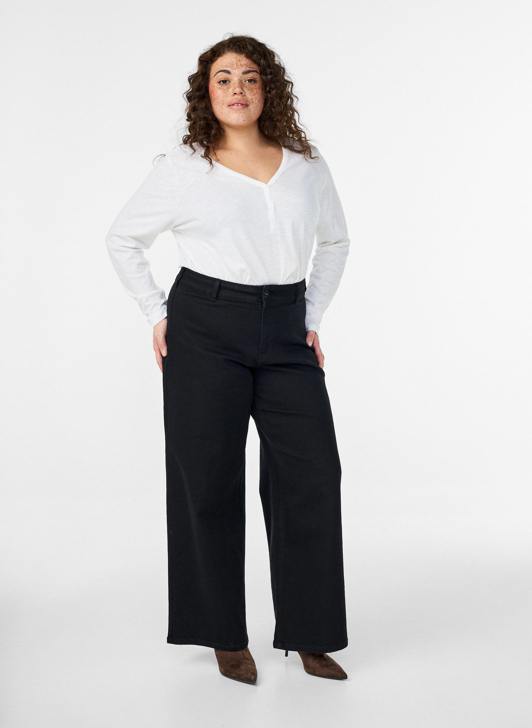 Zizzi T-shirt &agrave; manches longues avec col V et boutons, Blanc, Model image number 1