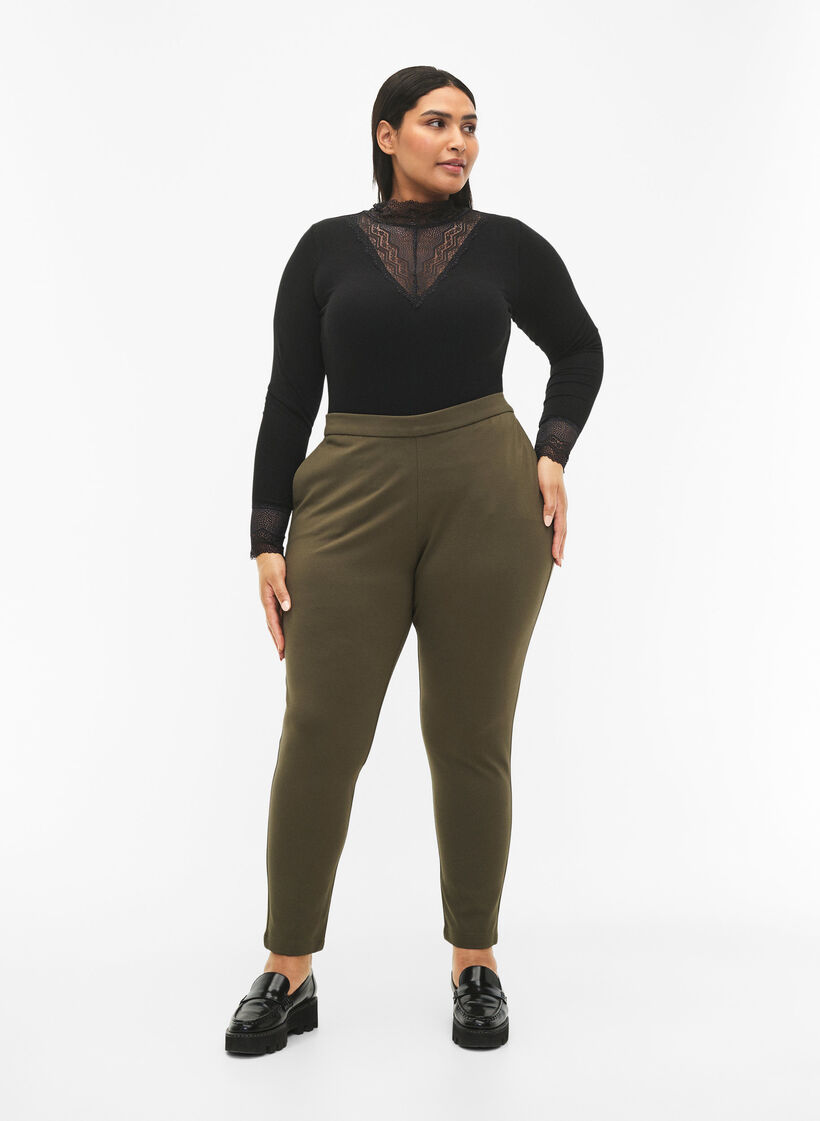Pantalon court avec poches, Vert foncé, Model image number 0