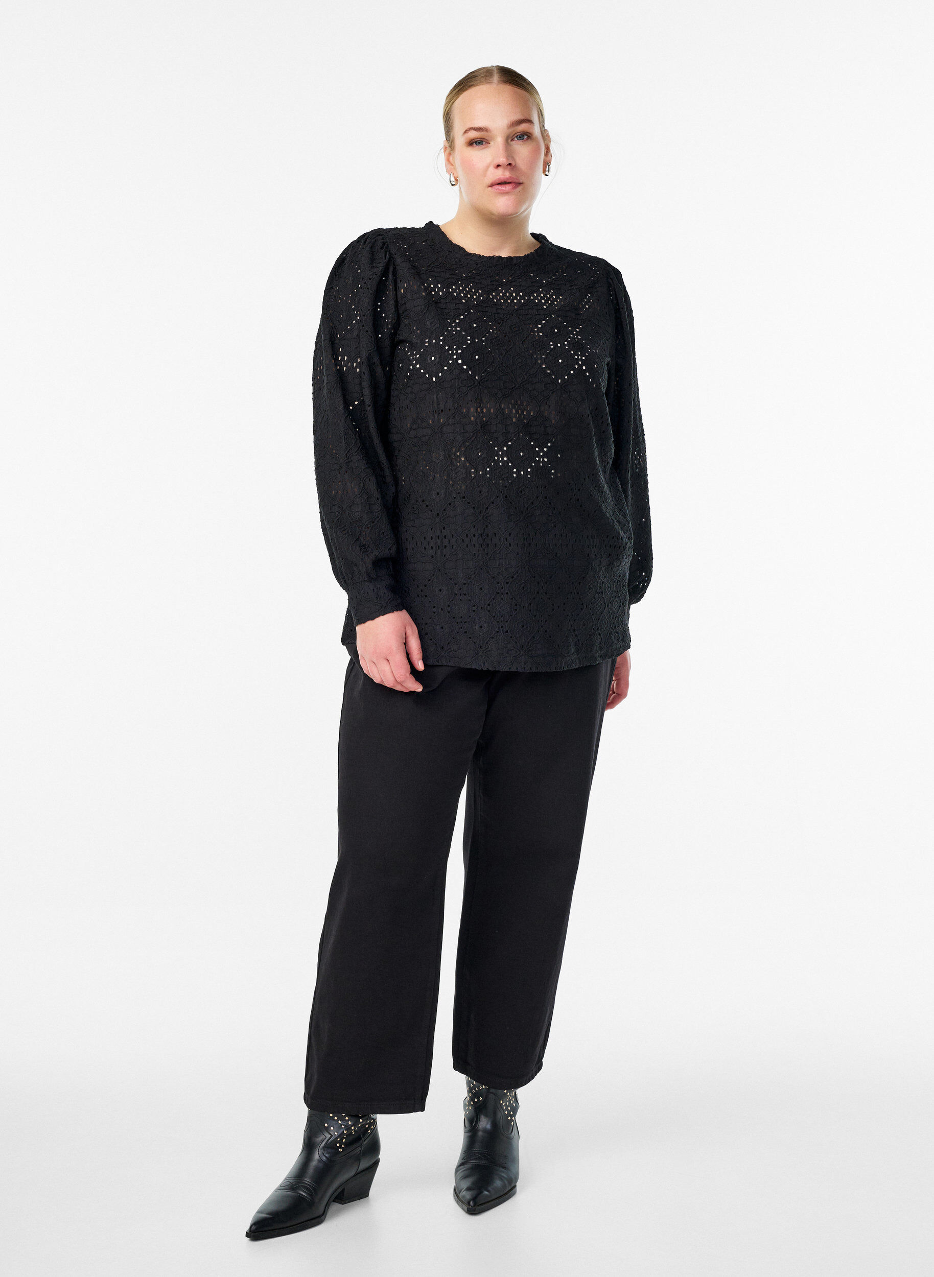 Zizzi Lang&auml;rmelige Bluse mit Lochstickerei, Schwarz, Model image number 1