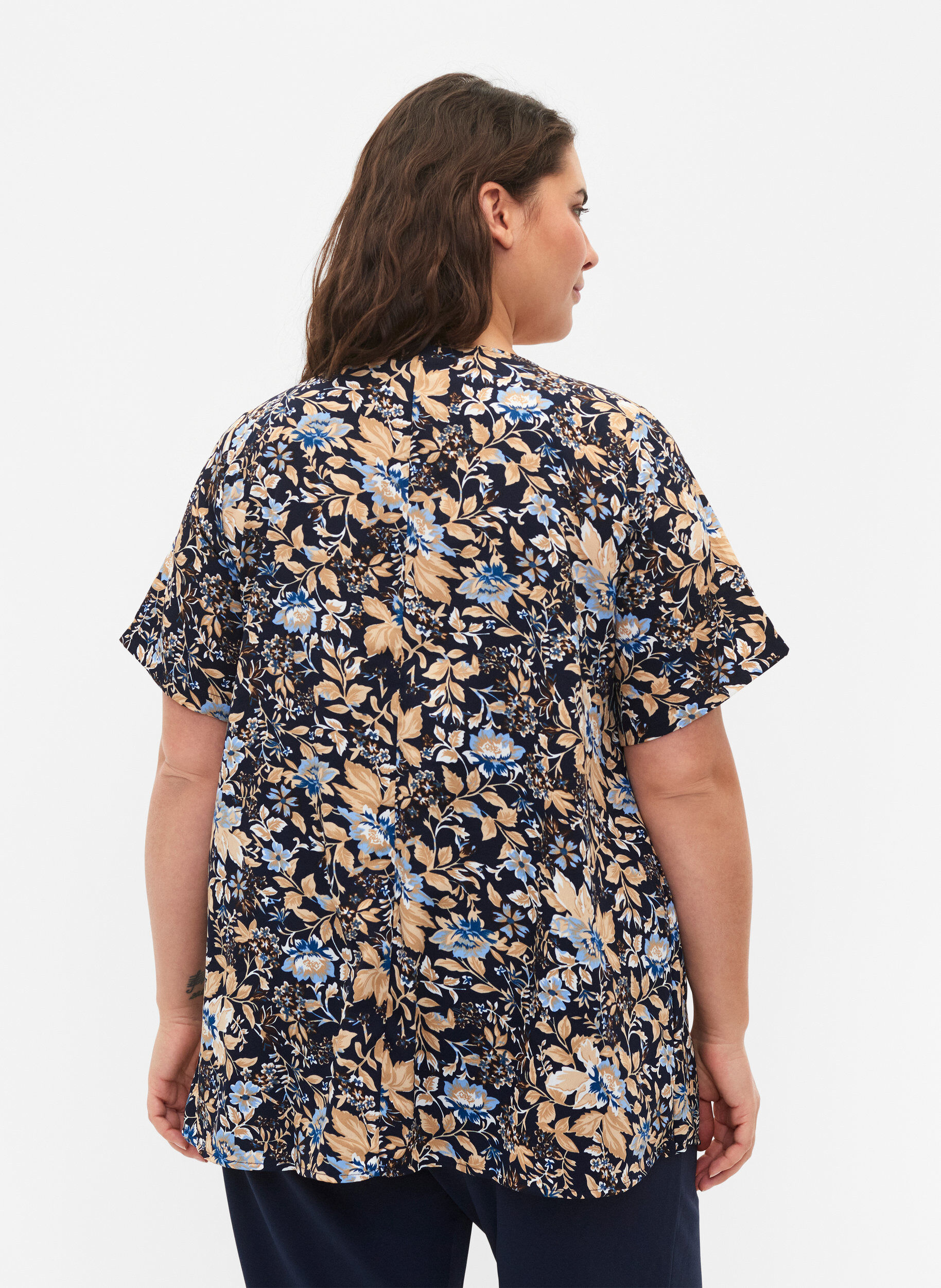 Zizzi FLASH - Blouse &agrave; manches courtes et imprim&eacute;e, Brown Blue Flower, Model image number 1
