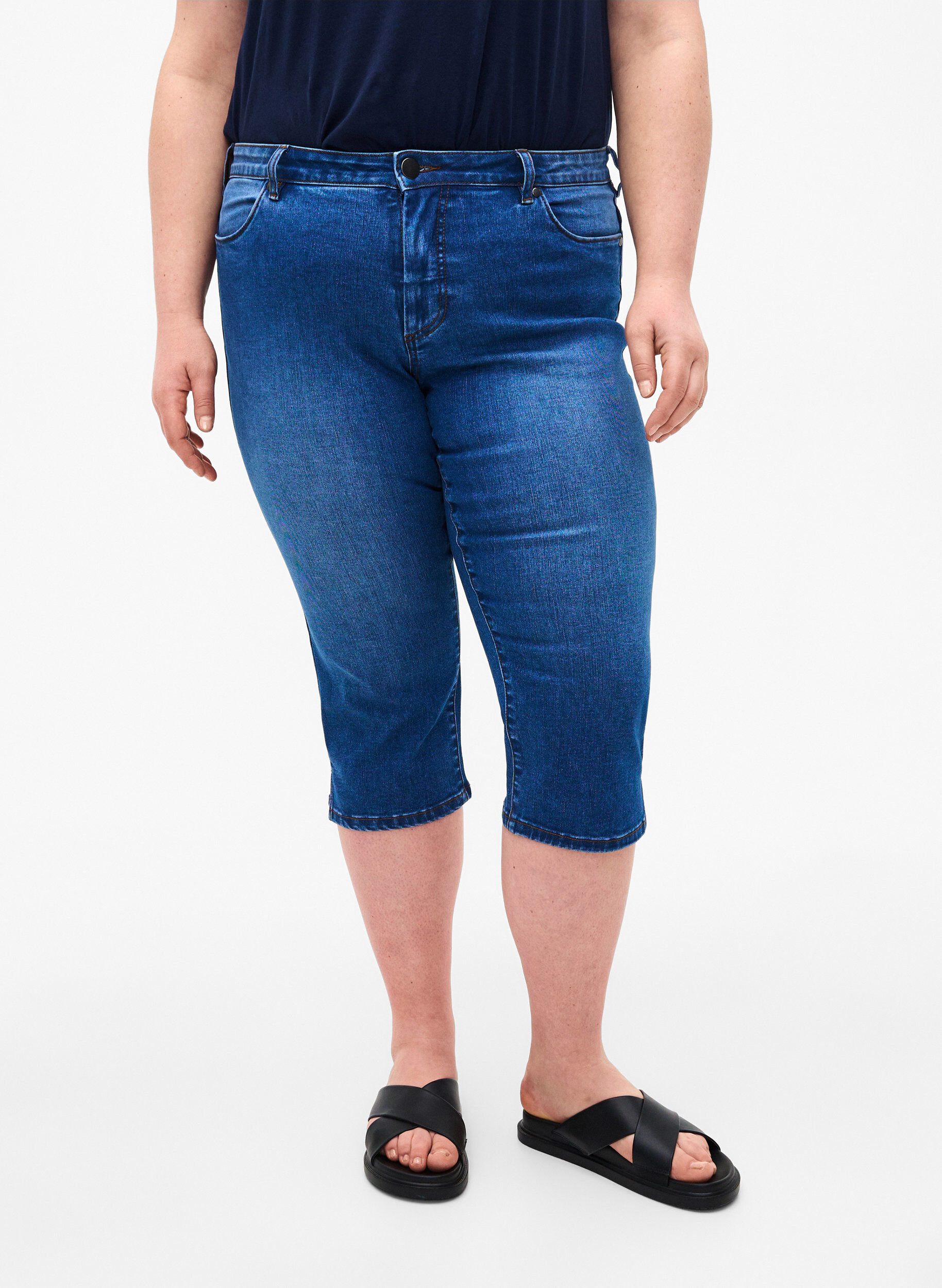 Zizzi Emily Schmale Passform Denim-Caprihose, Blue Denim, Model image number 2