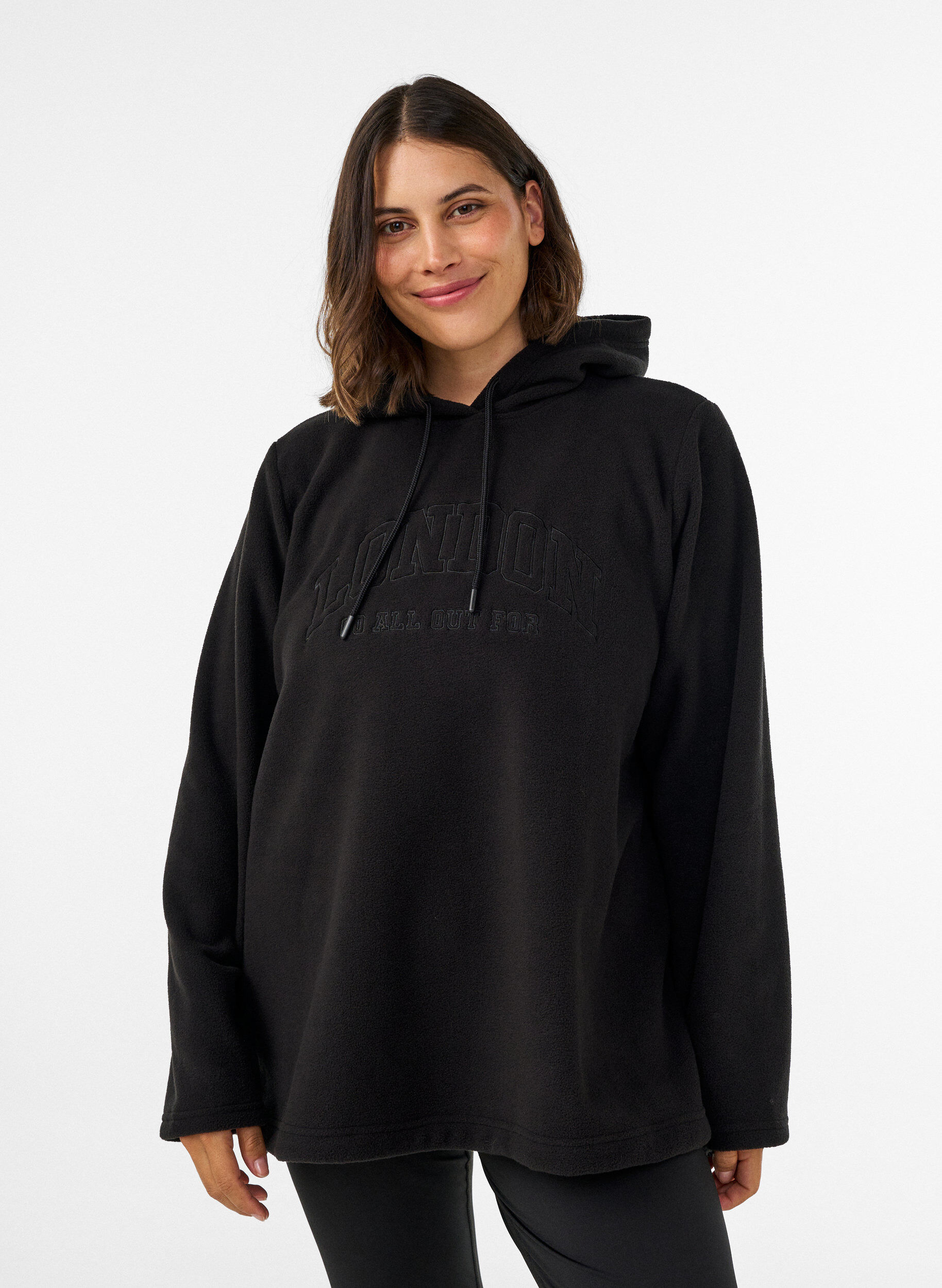 Hoodie aus Fleece mit hohem Kragen und aufgesticktem Text, Schwarz, Model