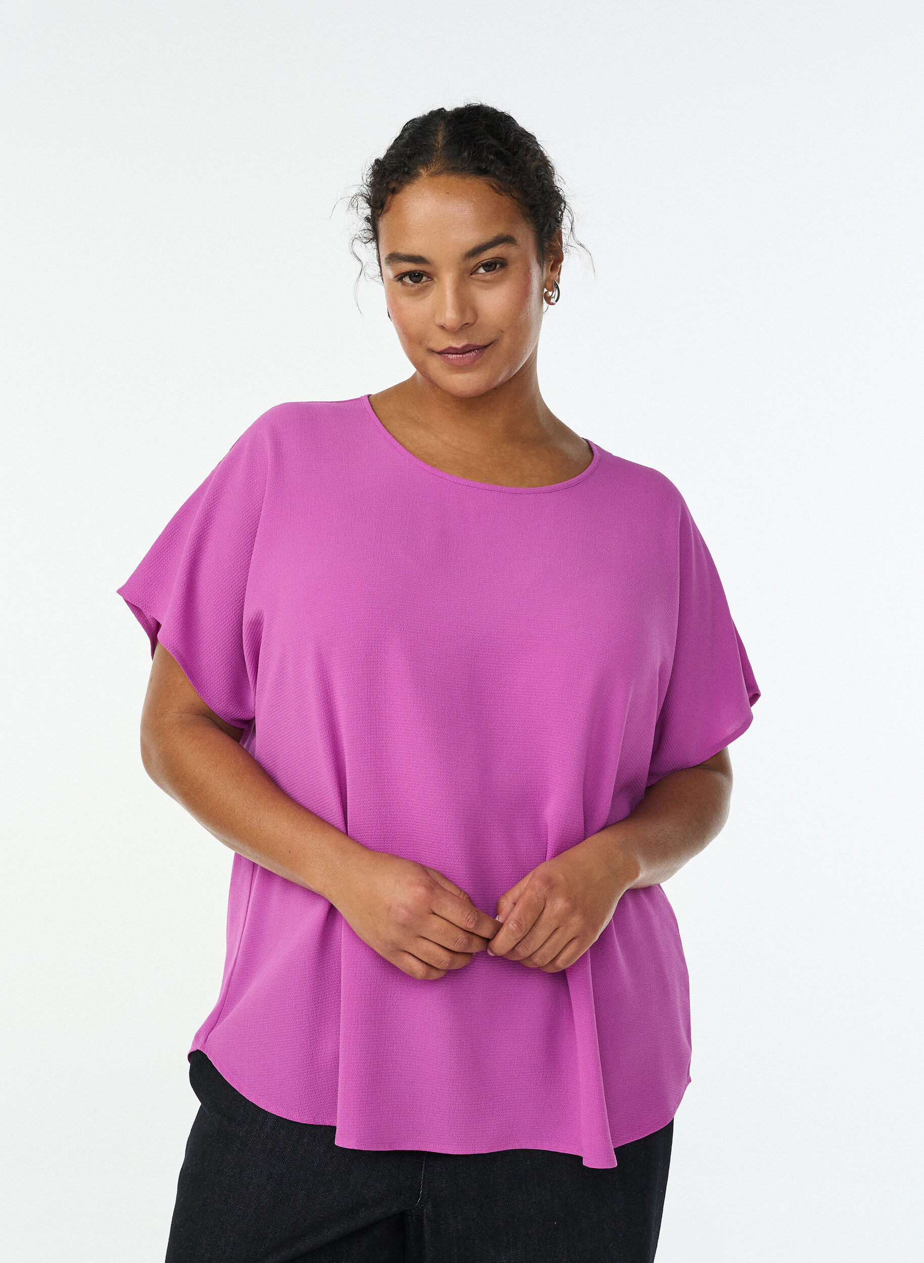 Zizzi Bluse mit kurzen &Auml;rmeln und Rundhalsausschnitt, Lila, Model image number 0