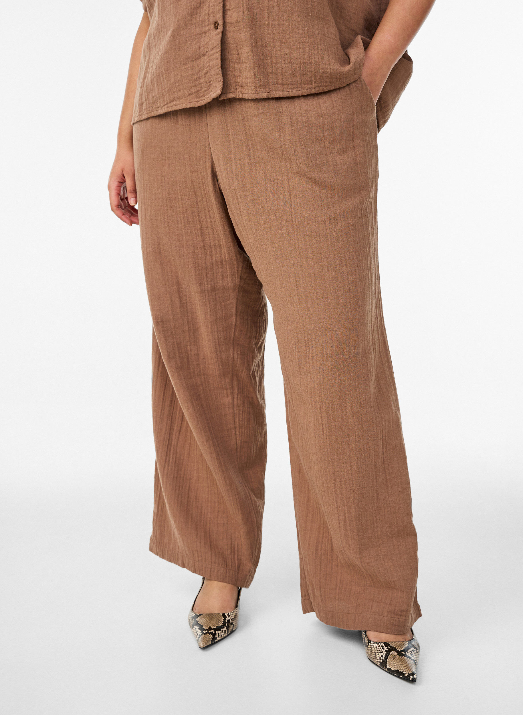 Zizzi Hoch taillierte Hose aus Baumwoll-Musselin mit weitem Bein, Braun, Model image number 2