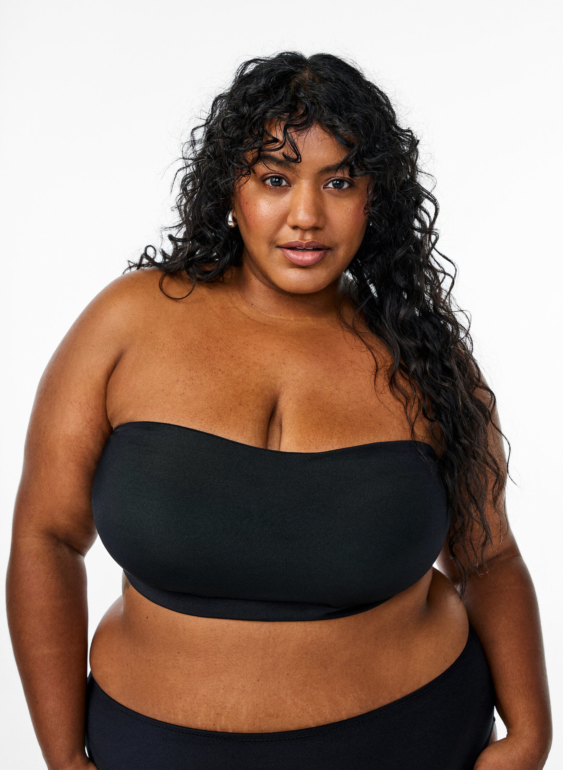 Zizzi Haut de bikini bandeau de couleur unie, Noir, Model image number 0