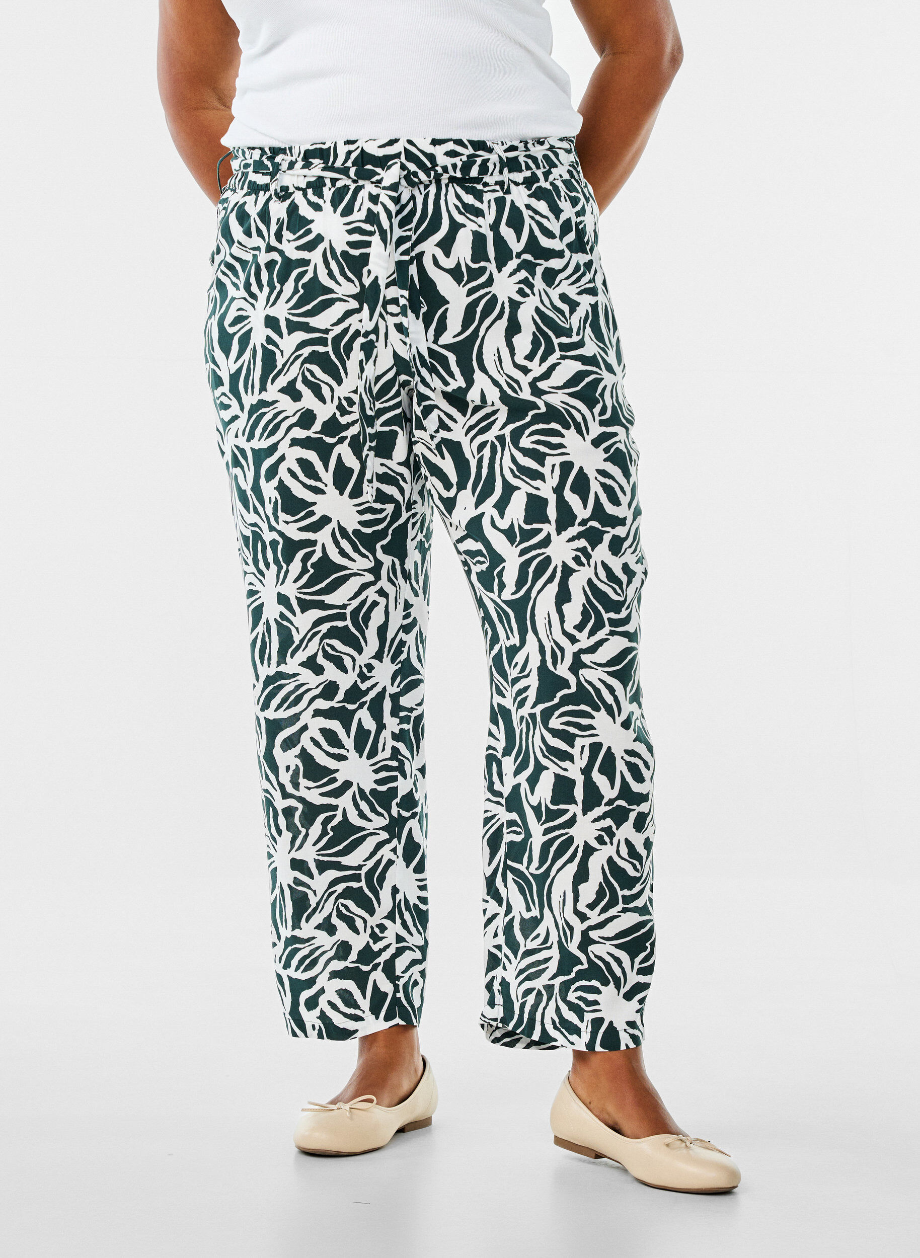 Zizzi Pantalon taille haute en viscose, Vert fonc&eacute;, Model image number 2