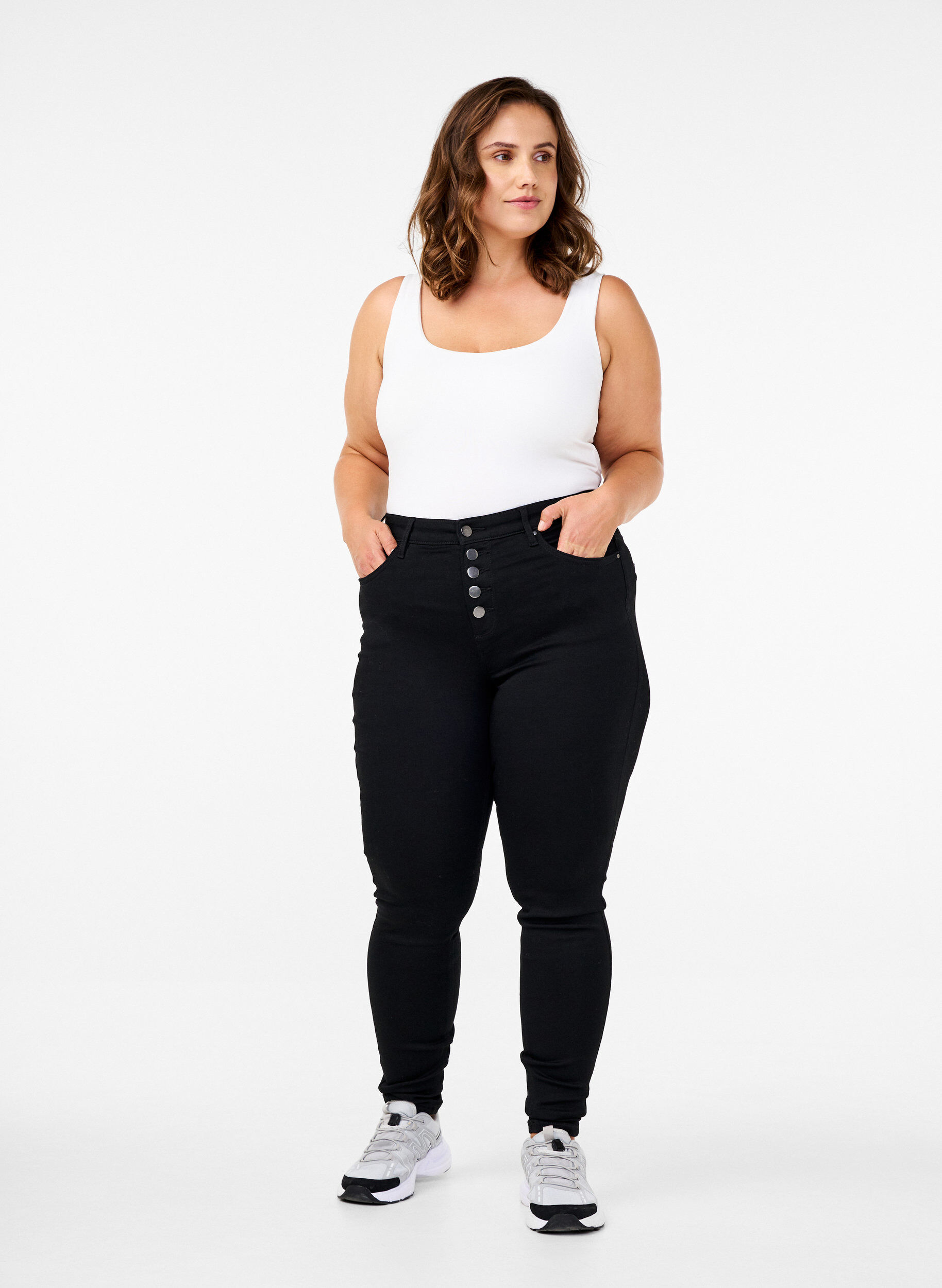 Zizzi Amy Jeans mit hohem Bund und Knopfverschluss, Black, Model image number 0