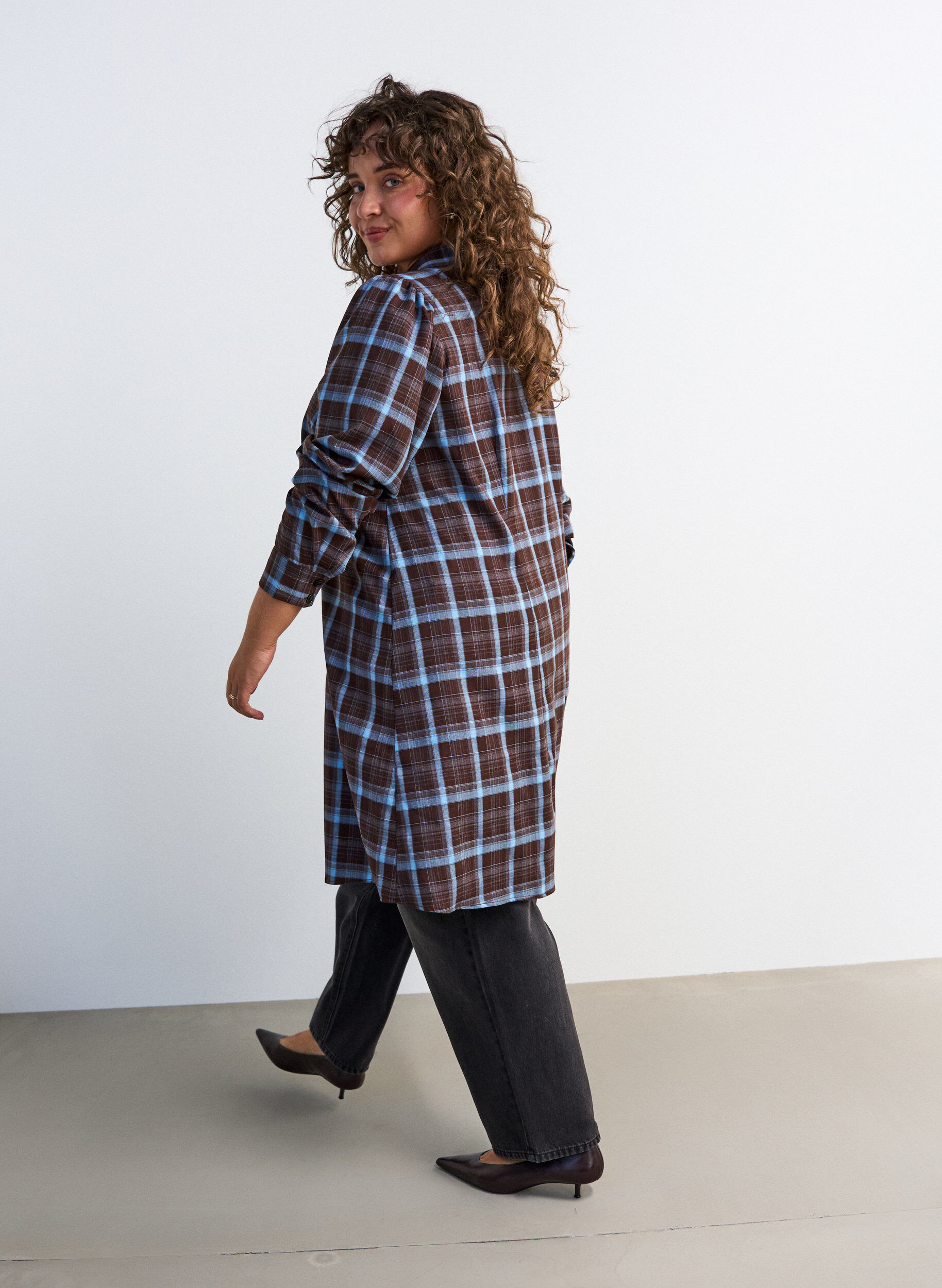 ZizziKnielanges Hemdblusenkleid mit Karomuster, Braun, Model image number 2