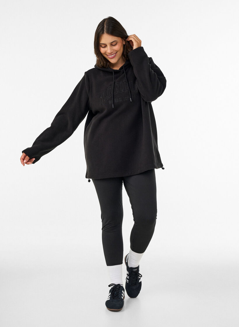 Sweat &agrave; capuche en polaire avec col montant et texte brod&eacute;, Noir, Model image number 1