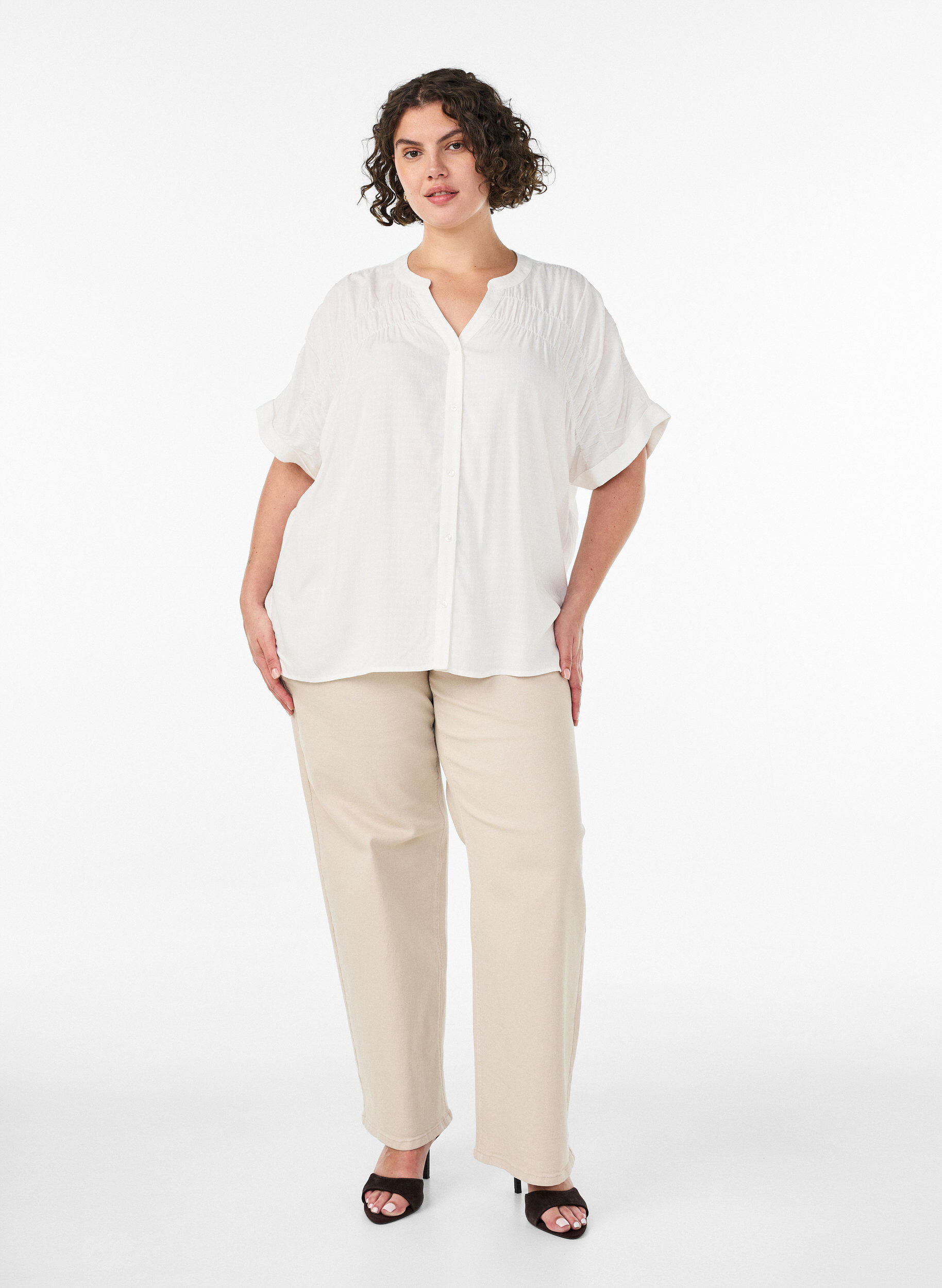 ZizziChemise en viscose avec manches courtes et d&eacute;tail fronc&eacute;, Vanille, Model image number 1